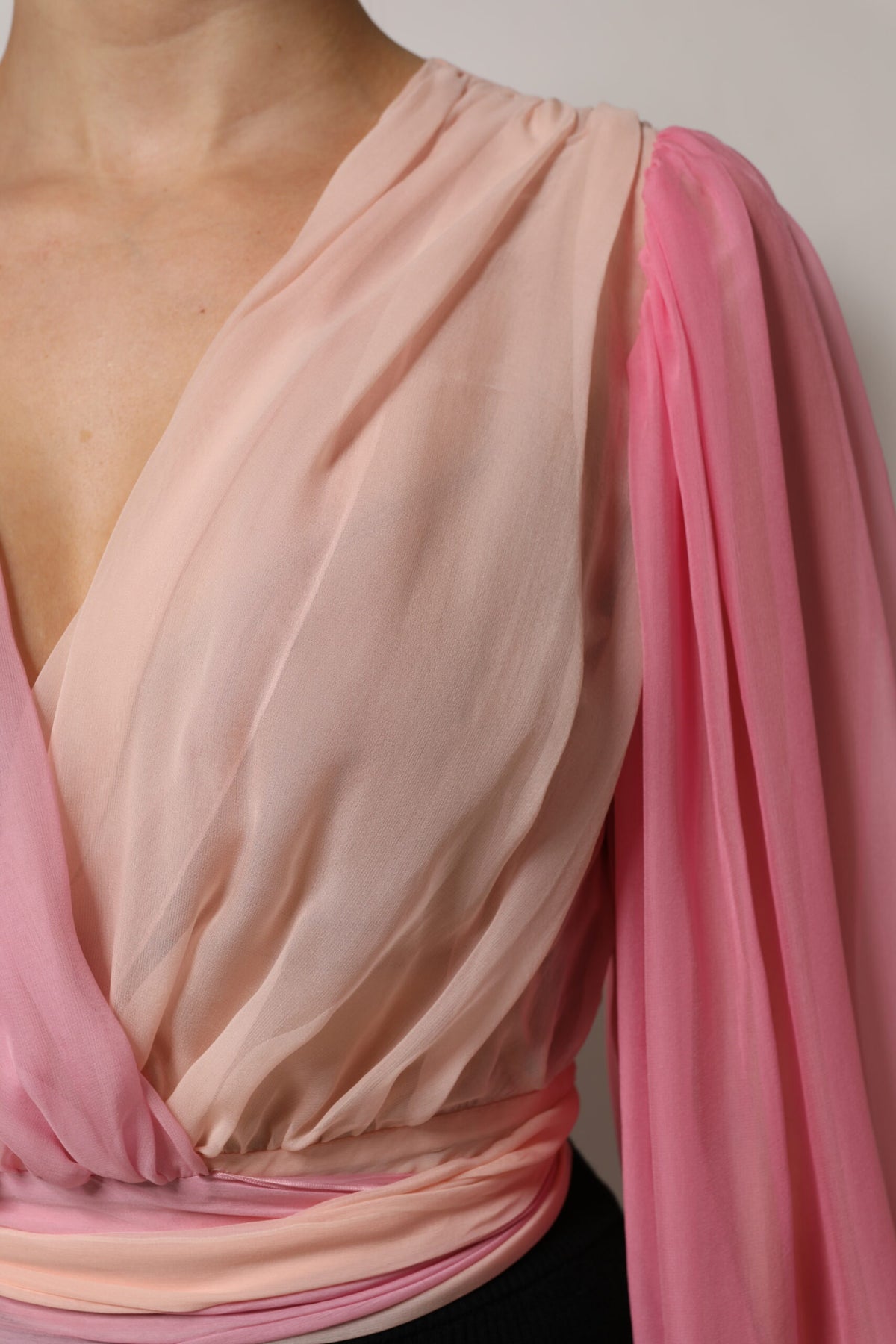 Dolce & Gabbana Roze Blouse Top met Diepe V-hals en Lange Mouwen