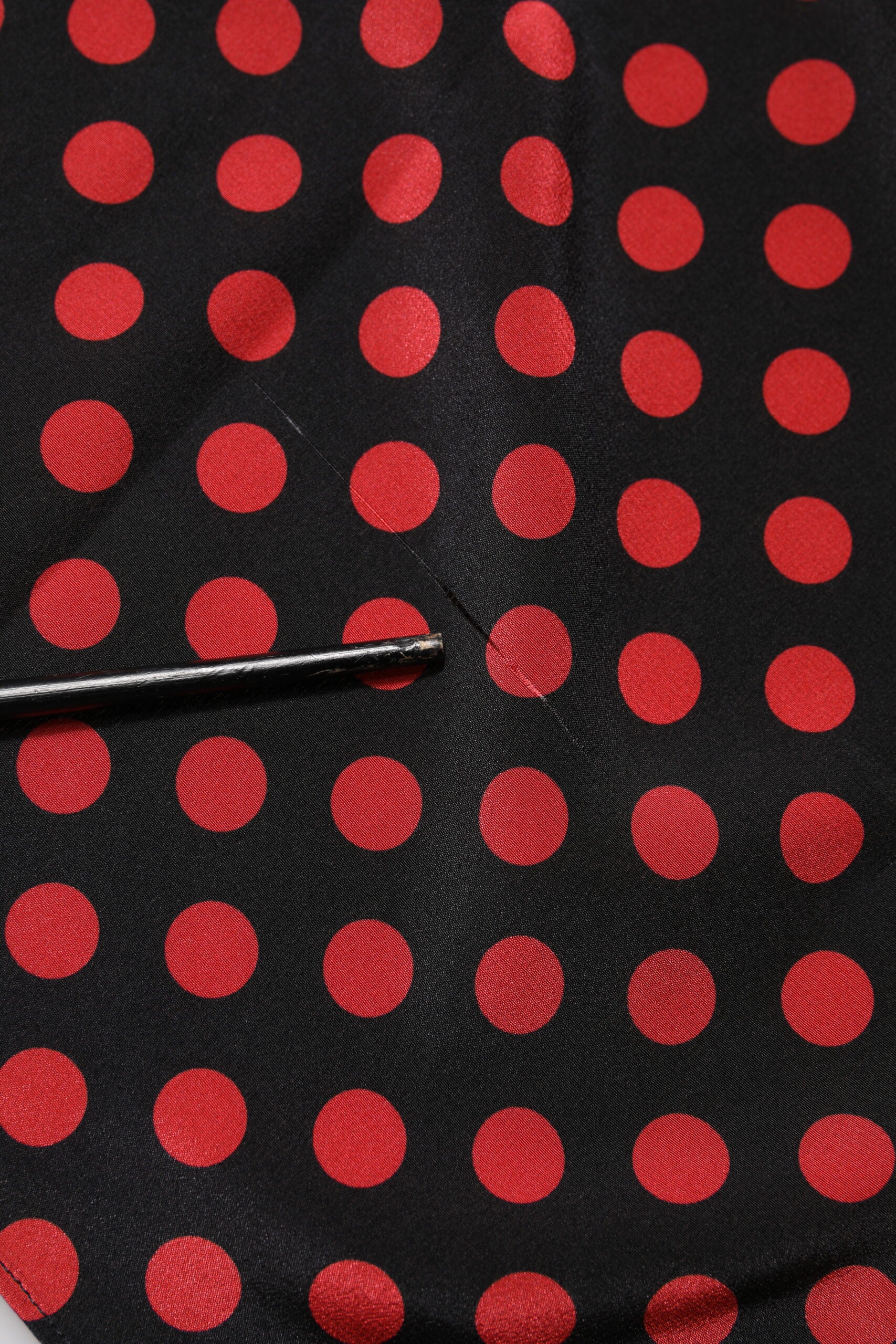 Dolce & Gabbana Schwarz-rot gepunktetes Seiden-Top mit langen Ärmeln