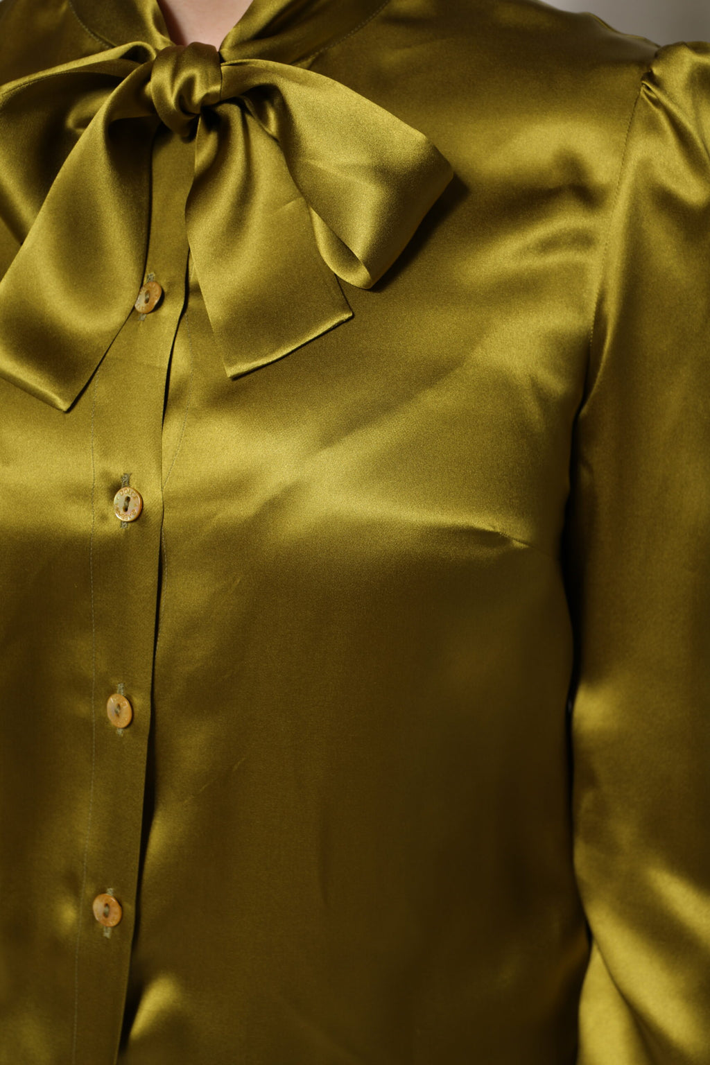 Dolce & Gabbana Grüner Ascot-Kragen Langarm-Bluse Top