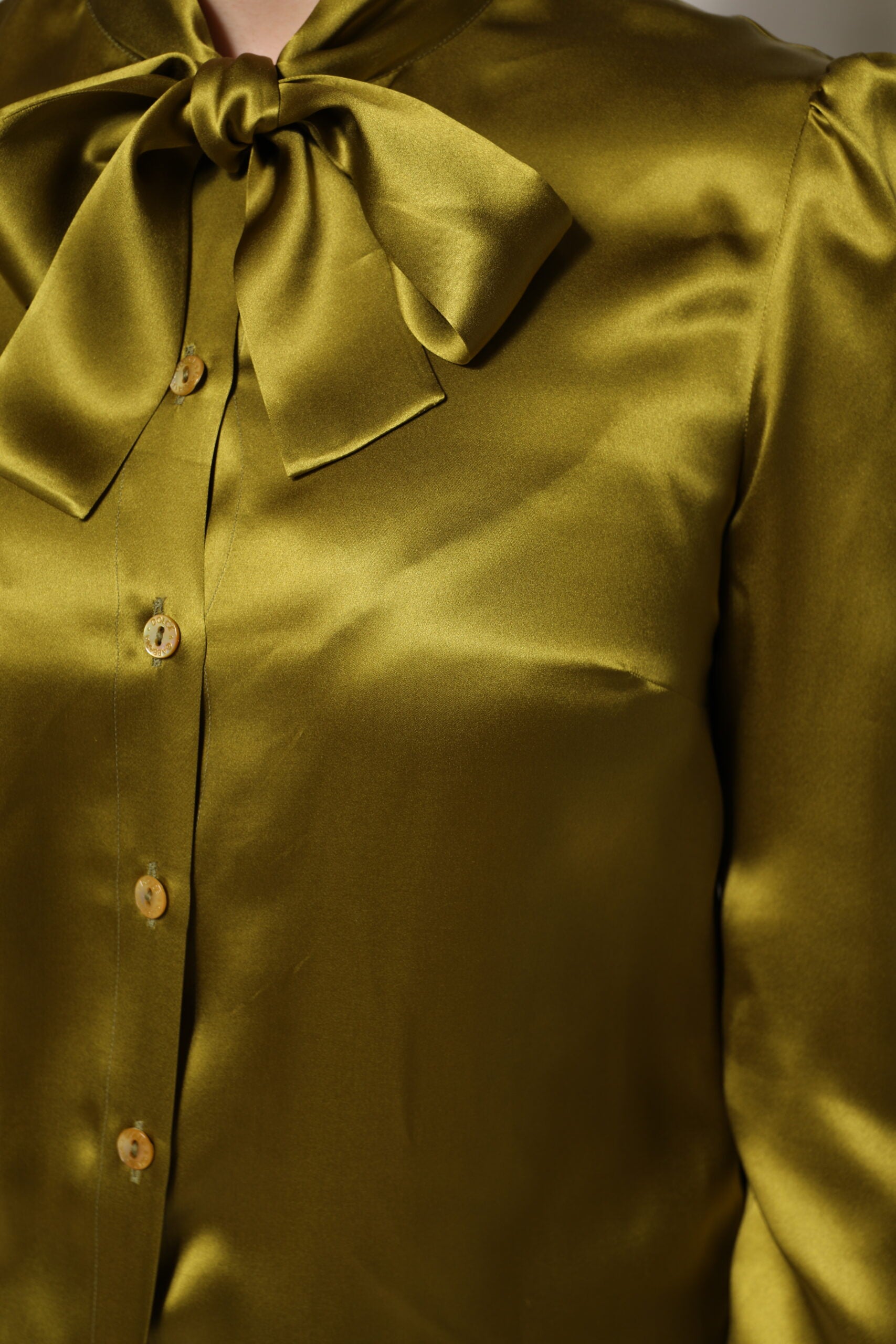 Dolce & Gabbana Grüner Ascot-Kragen Langarm-Bluse Top