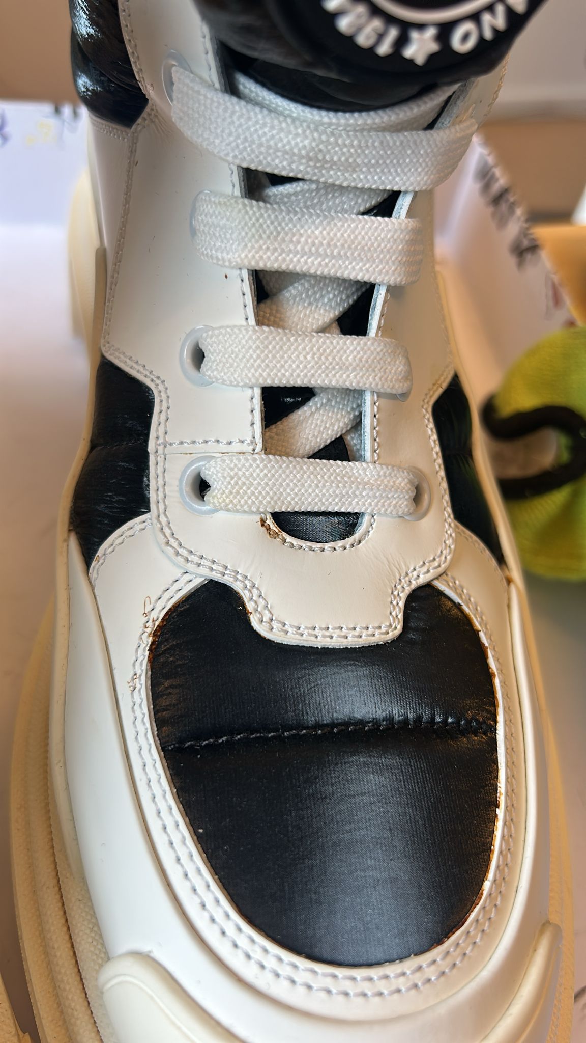 Dolce & Gabbana Weiße gepolsterte Mid Calf Lace Up Stiefel Schuhe