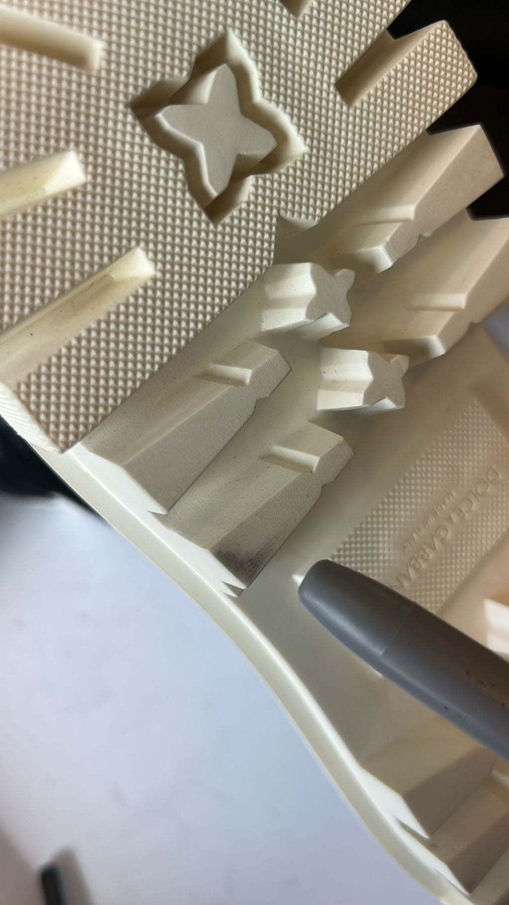 Dolce & Gabbana Weiße gepolsterte Mid Calf Lace Up Stiefel Schuhe