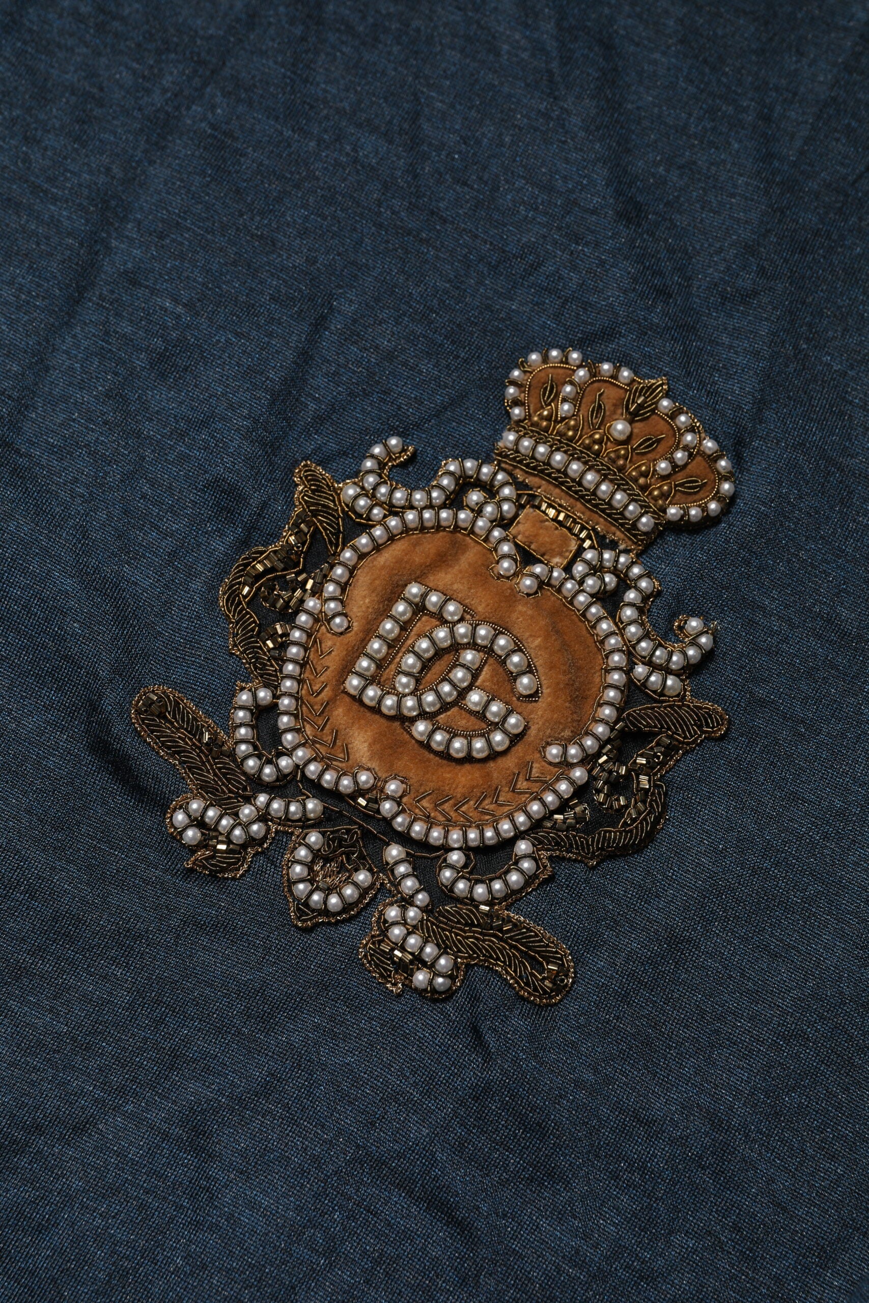 Dolce & Gabbana Dunkelblaues Seiden-Logo-Patch-T-Shirt mit Rundhalsausschnitt