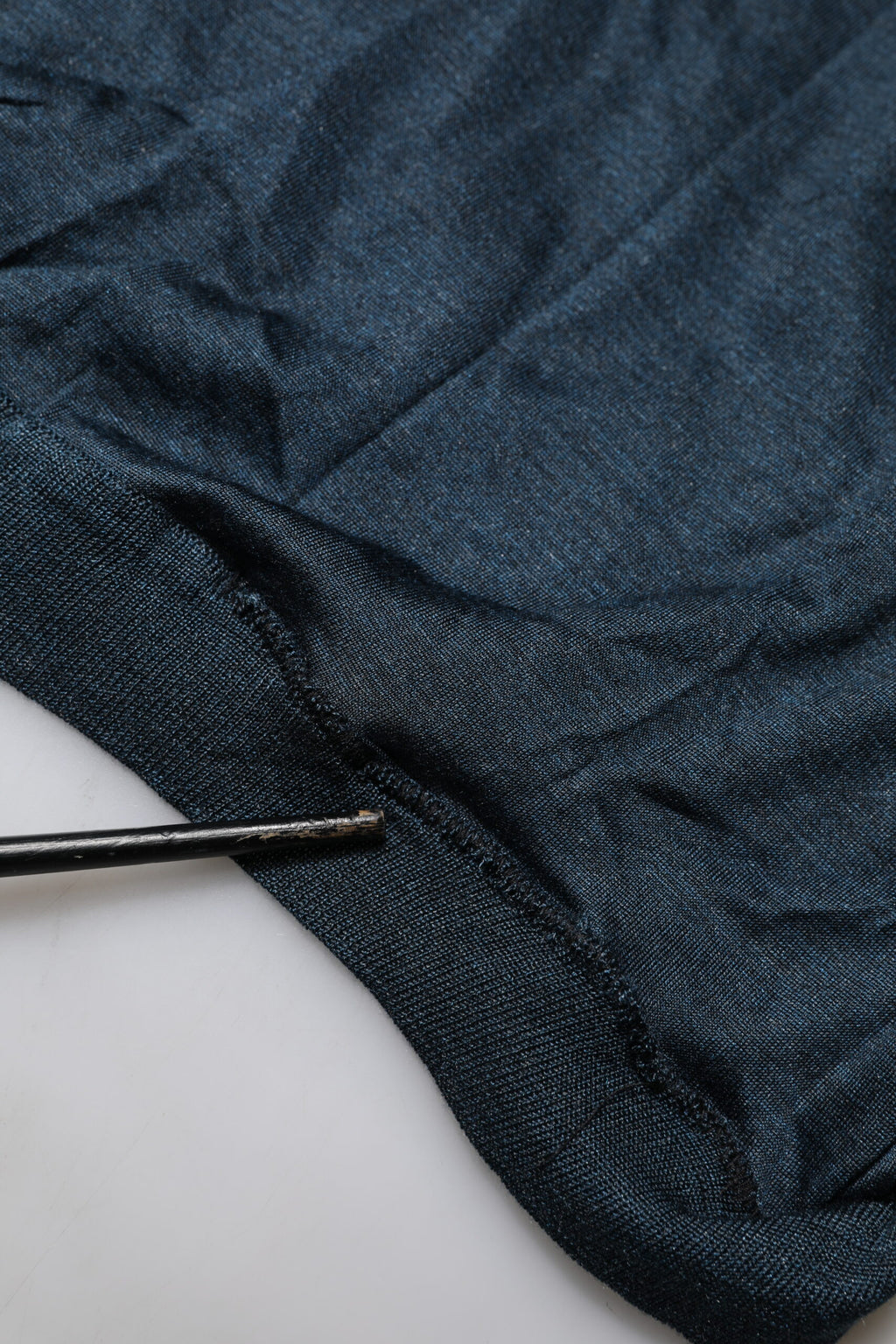 Dolce & Gabbana Dunkelblaues Seiden-Logo-Patch-T-Shirt mit Rundhalsausschnitt