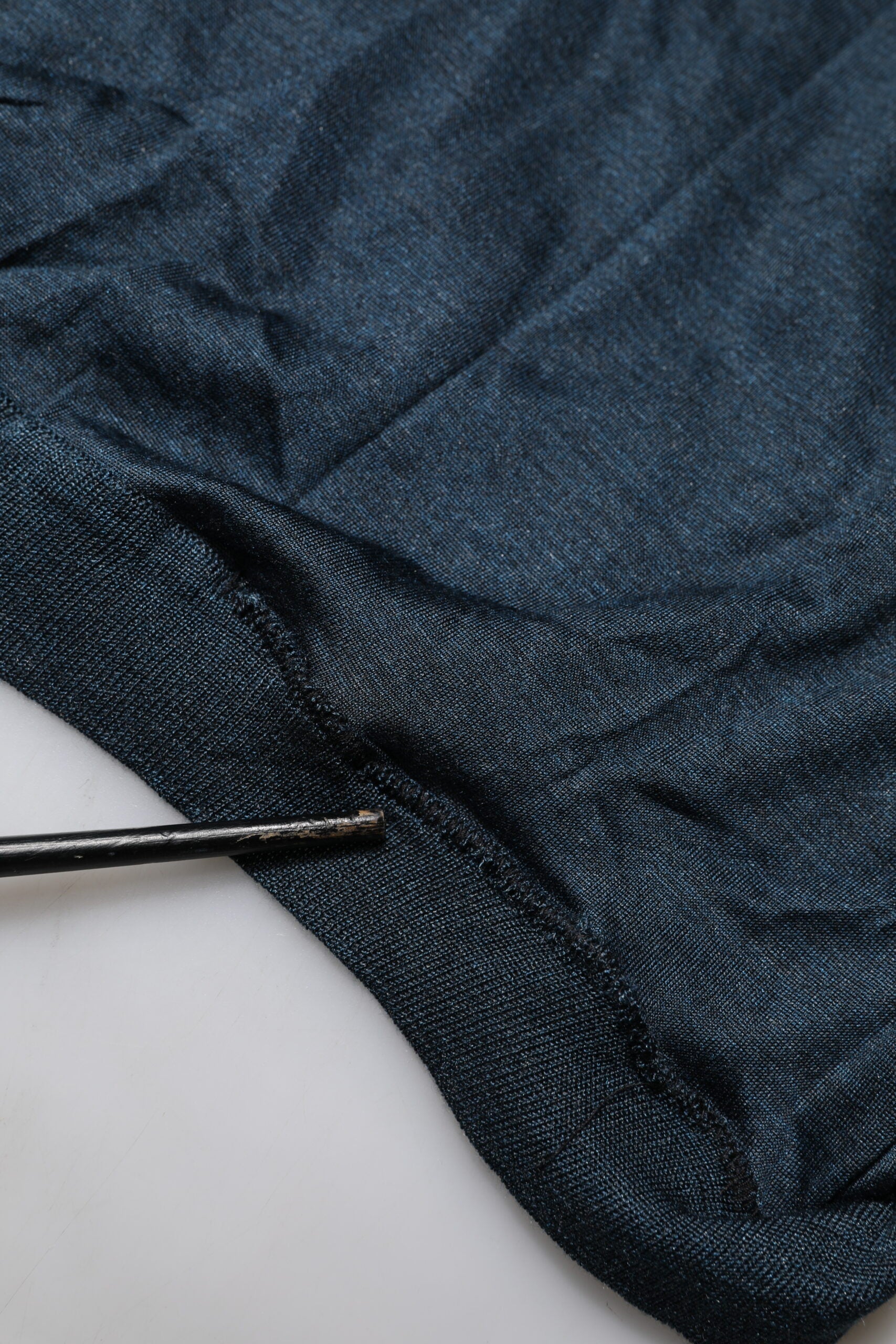 Dolce & Gabbana Dunkelblaues Seiden-Logo-Patch-T-Shirt mit Rundhalsausschnitt