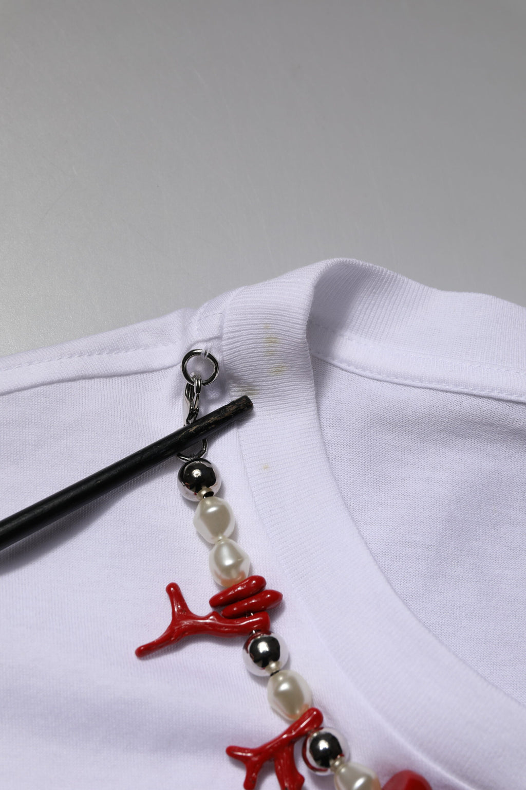 Dolce & Gabbana Weißes T-Shirt mit Rundhalsausschnitt aus Baumwolle mit Verzierungen