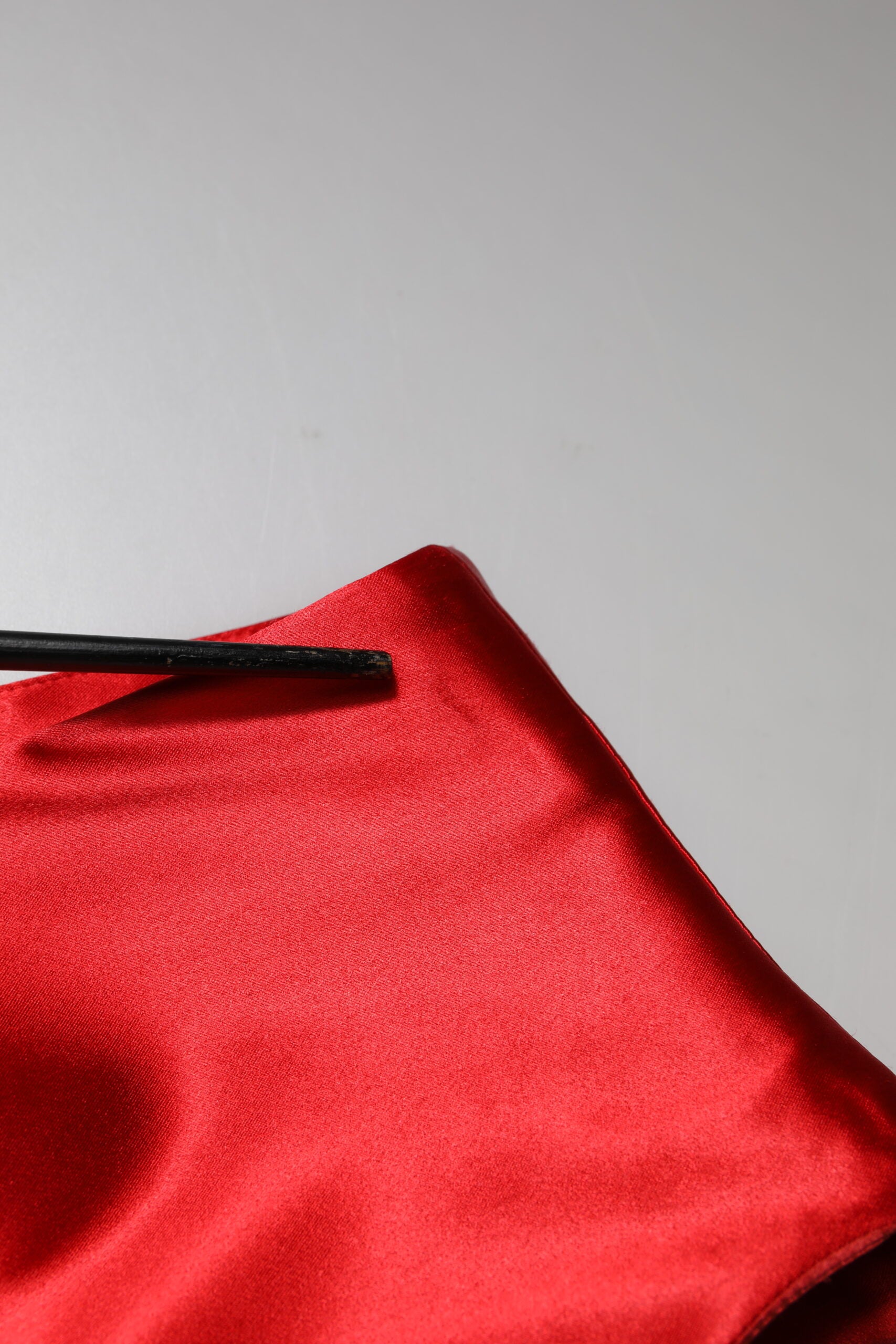 Dolce & Gabbana Rotes ärmelloses Etuikleid Midikleid aus Acetat