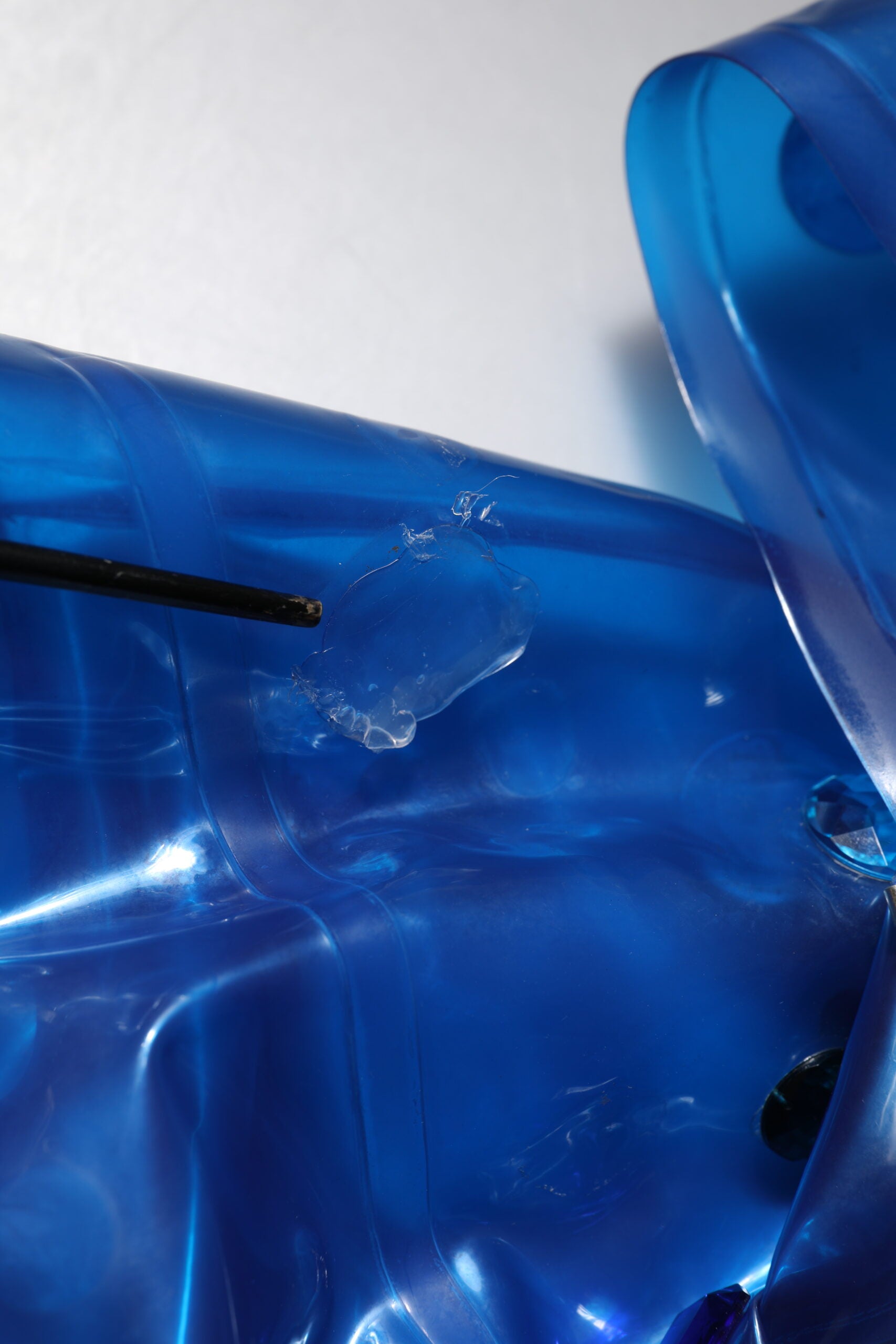 Dolce & Gabbana Blauer Kristall Regenmantel mit Kapuze