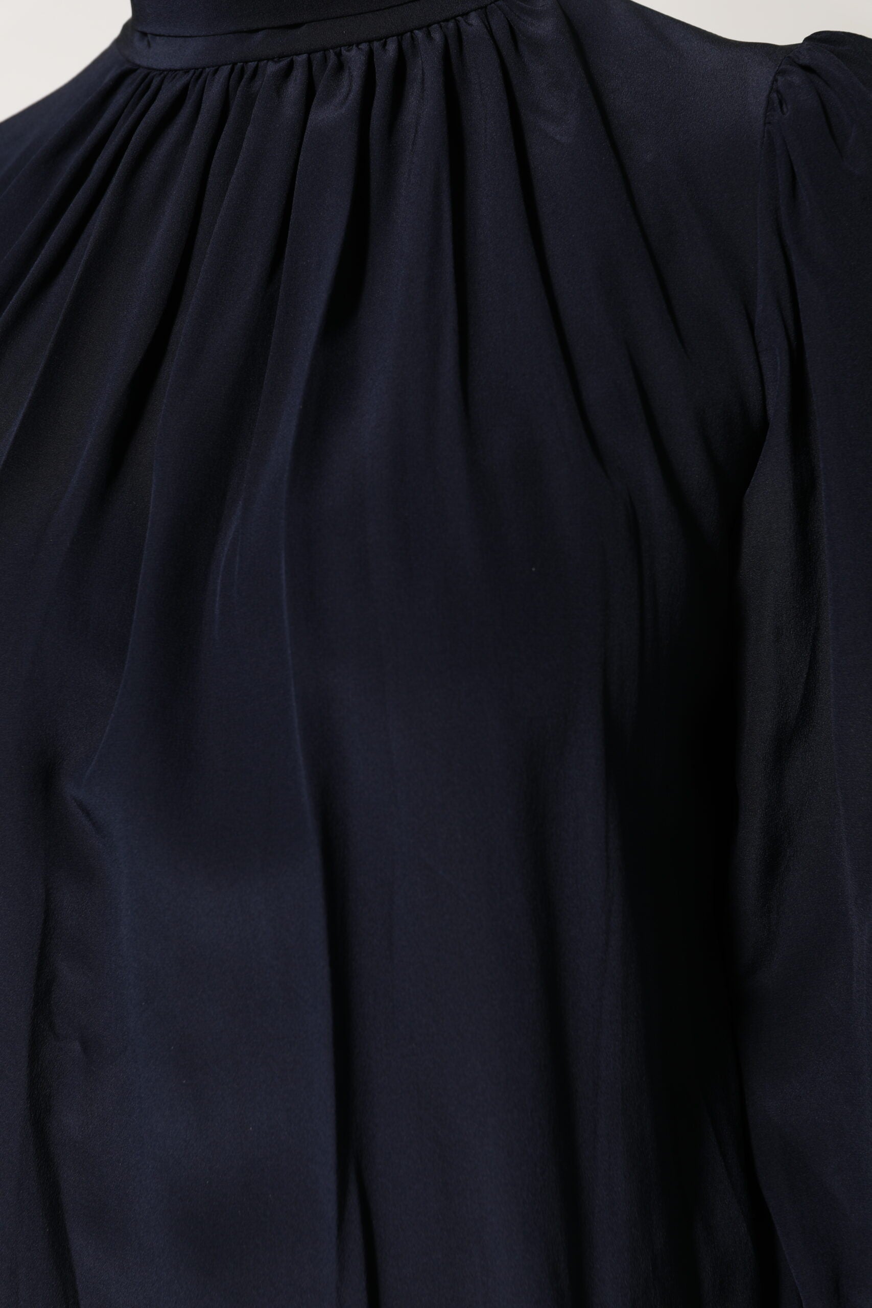 Dolce & Gabbana Blaues Seidenblusentop mit langem Ausschnitt und langen Ärmeln