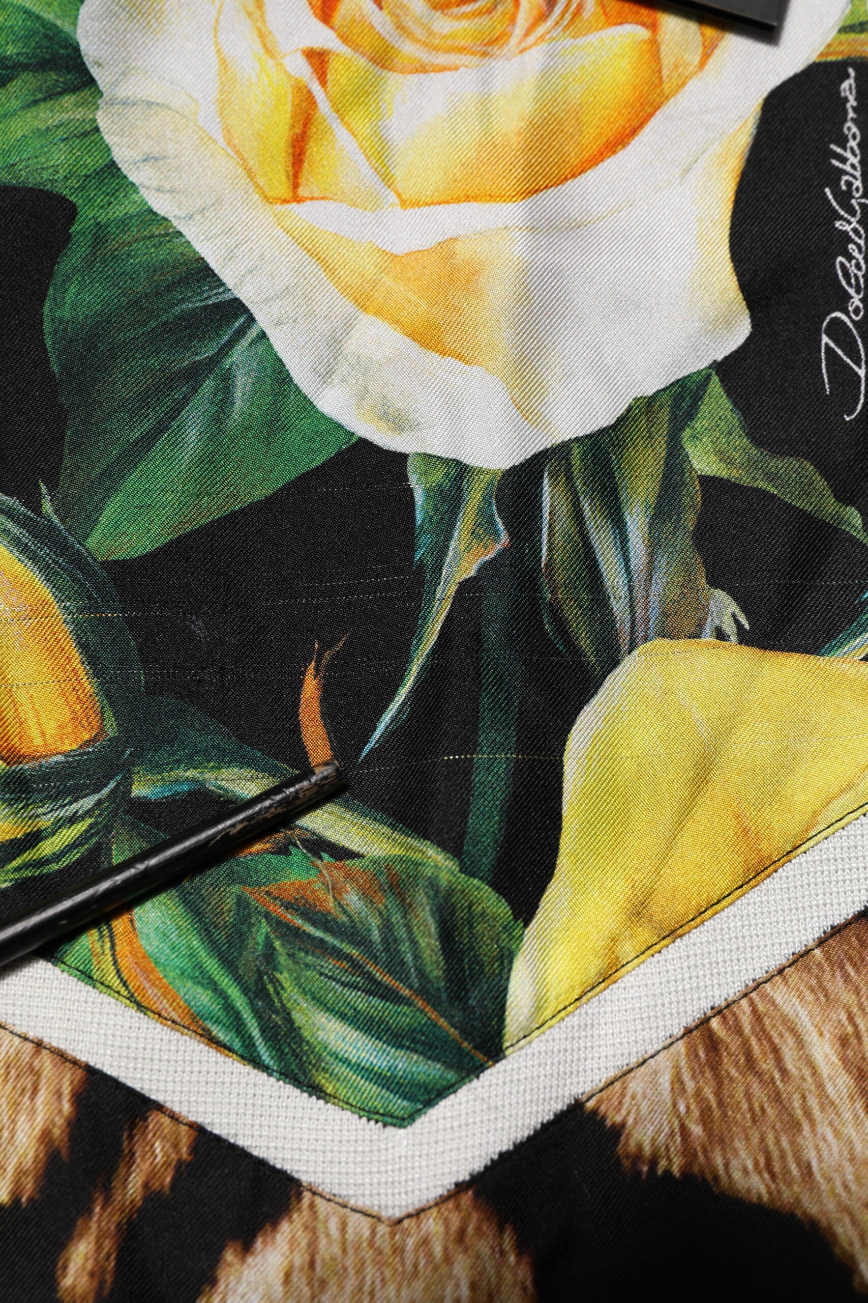 Dolce & Gabbana Schwarzer Seidenpullover mit geblümtem Rundhalsausschnitt