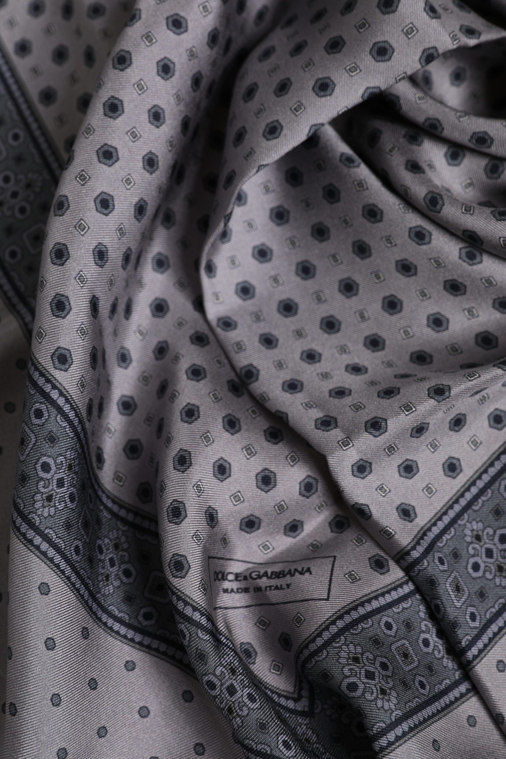 Dolce & Gabbana Grauer gepunkteter quadratischer Seidenschal für Männer mit Foulard