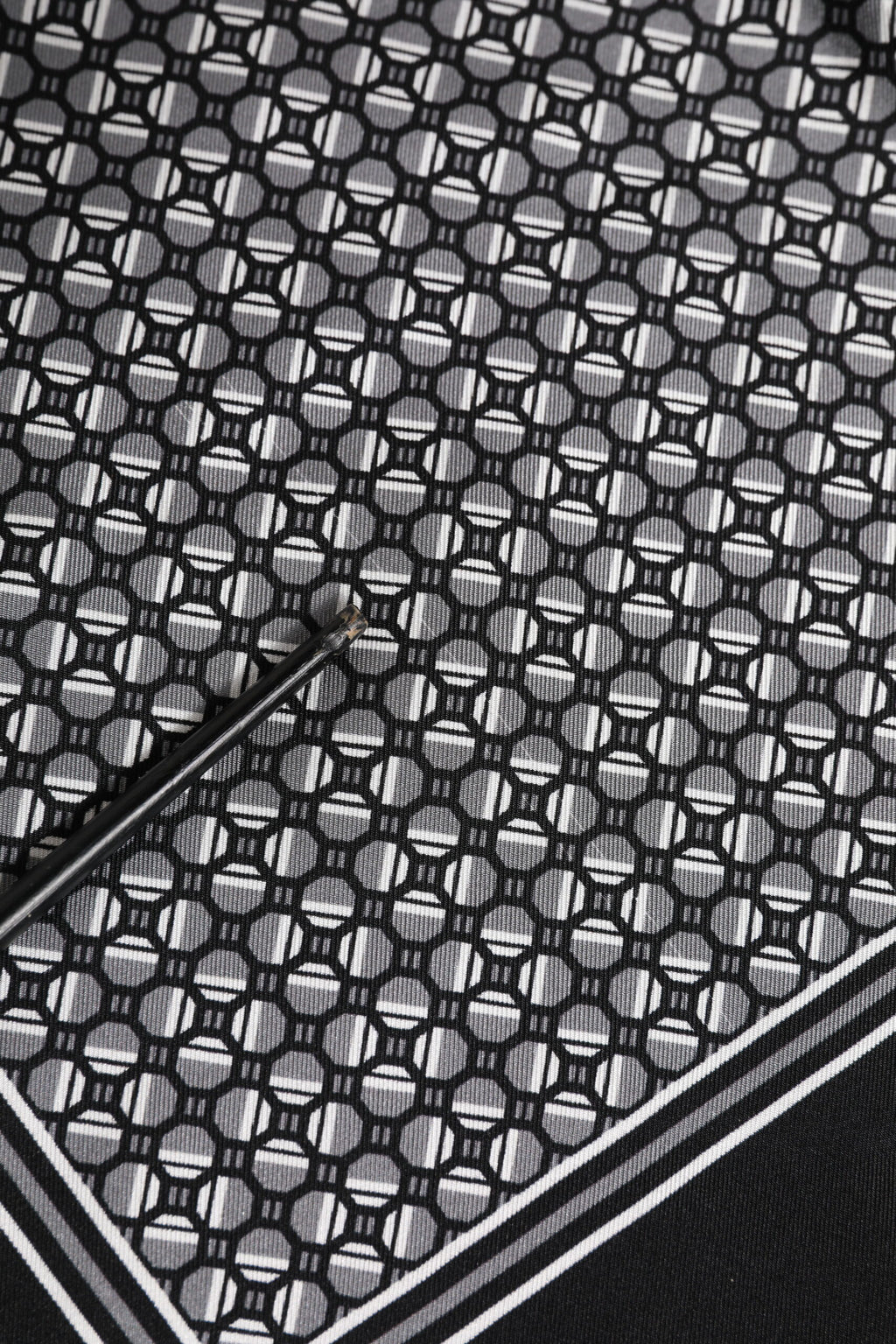 Dolce & Gabbana Schwarz-weiß gemusterter, quadratischer Foulardschal