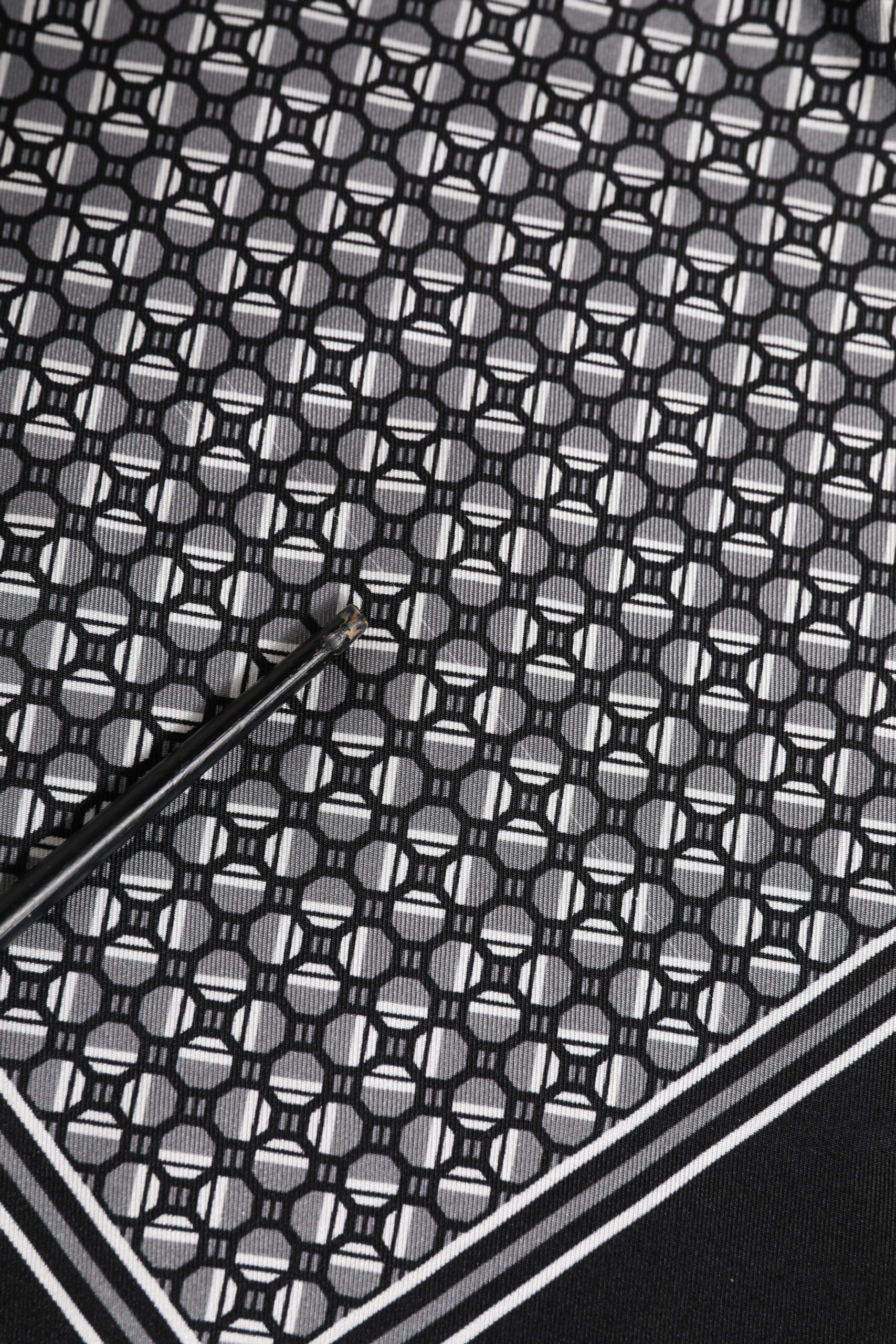 Dolce & Gabbana Schwarz-weiß gemusterter, quadratischer Foulardschal