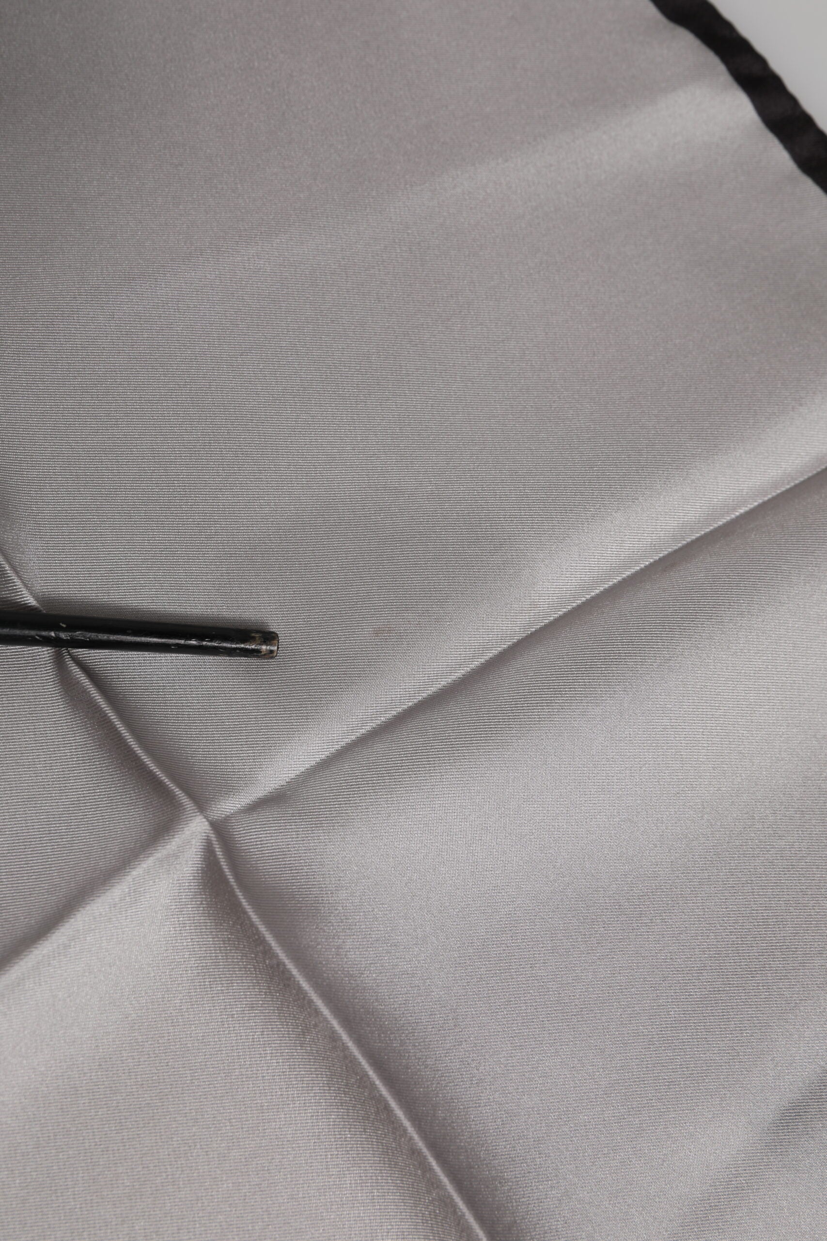 Dolce & Gabbana Grauer DG Crown Silk Square Herren Foulardschal