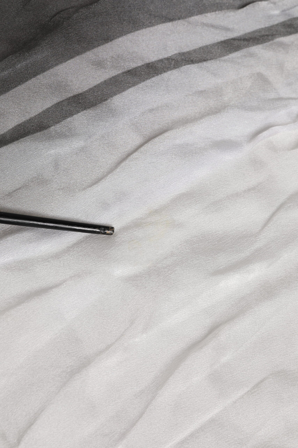 Dolce & Gabbana Weißer schwarzer Seidenwärmer Wrap Foulard Schal