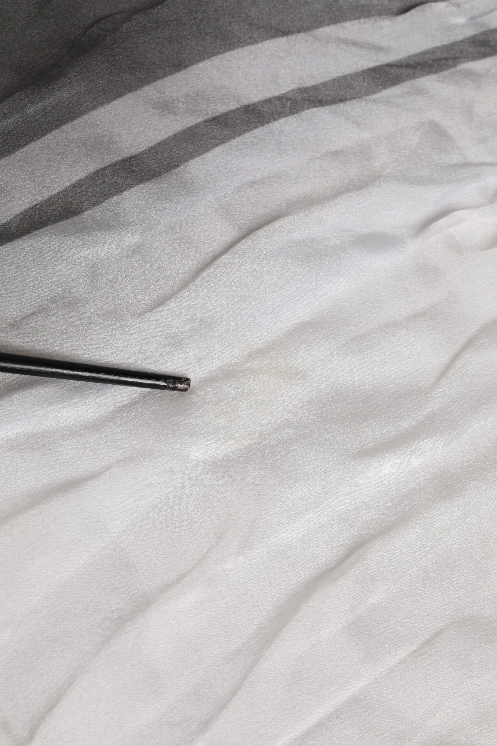 Dolce & Gabbana Weißer schwarzer Seidenwärmer Wrap Foulard Schal