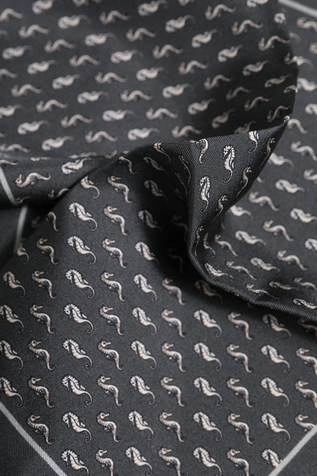 Dolce & Gabbana Schwarzer Fischdruck Seide Quadrat Männer Foulard Schal