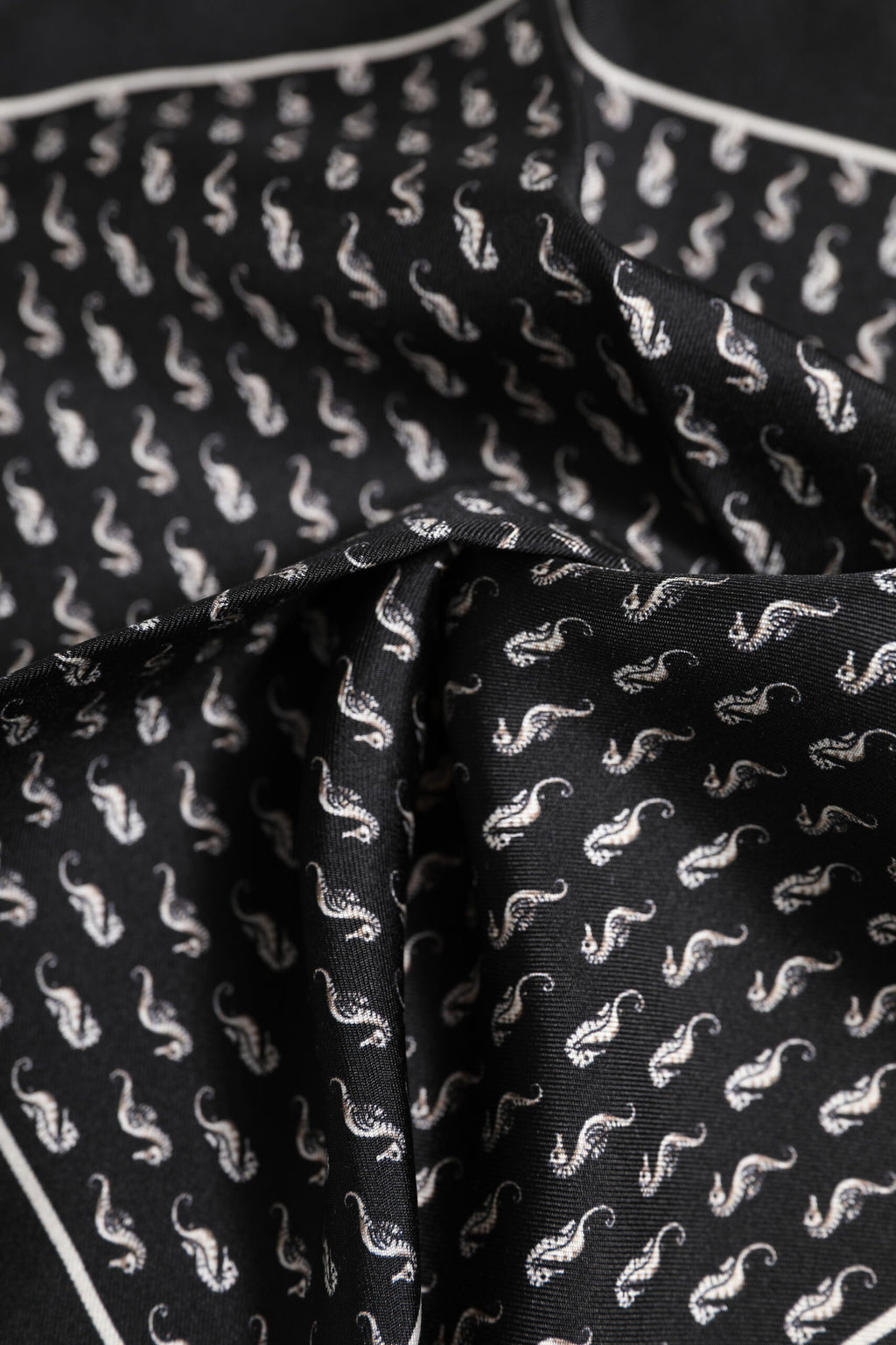 Dolce & Gabbana Schwarzes Meer Pferd Seide Quadrat Männer Foulard Schal