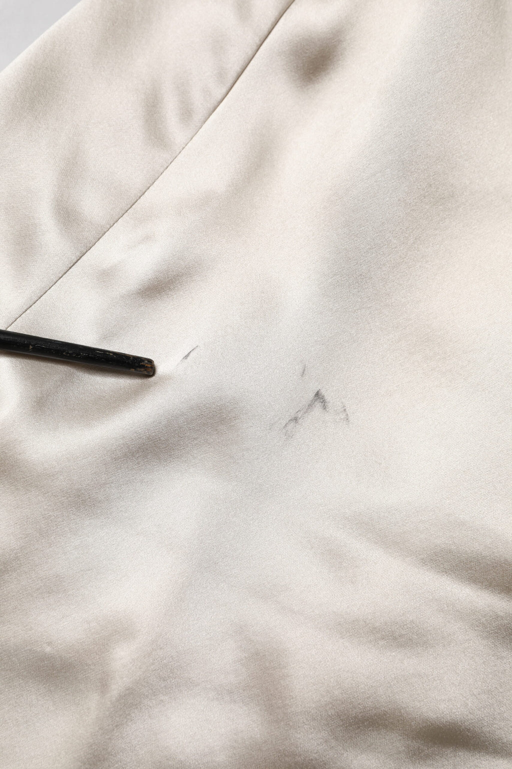 Dolce & Gabbana Beigefarbenes Satin-Seiden-Top mit langen Ärmeln