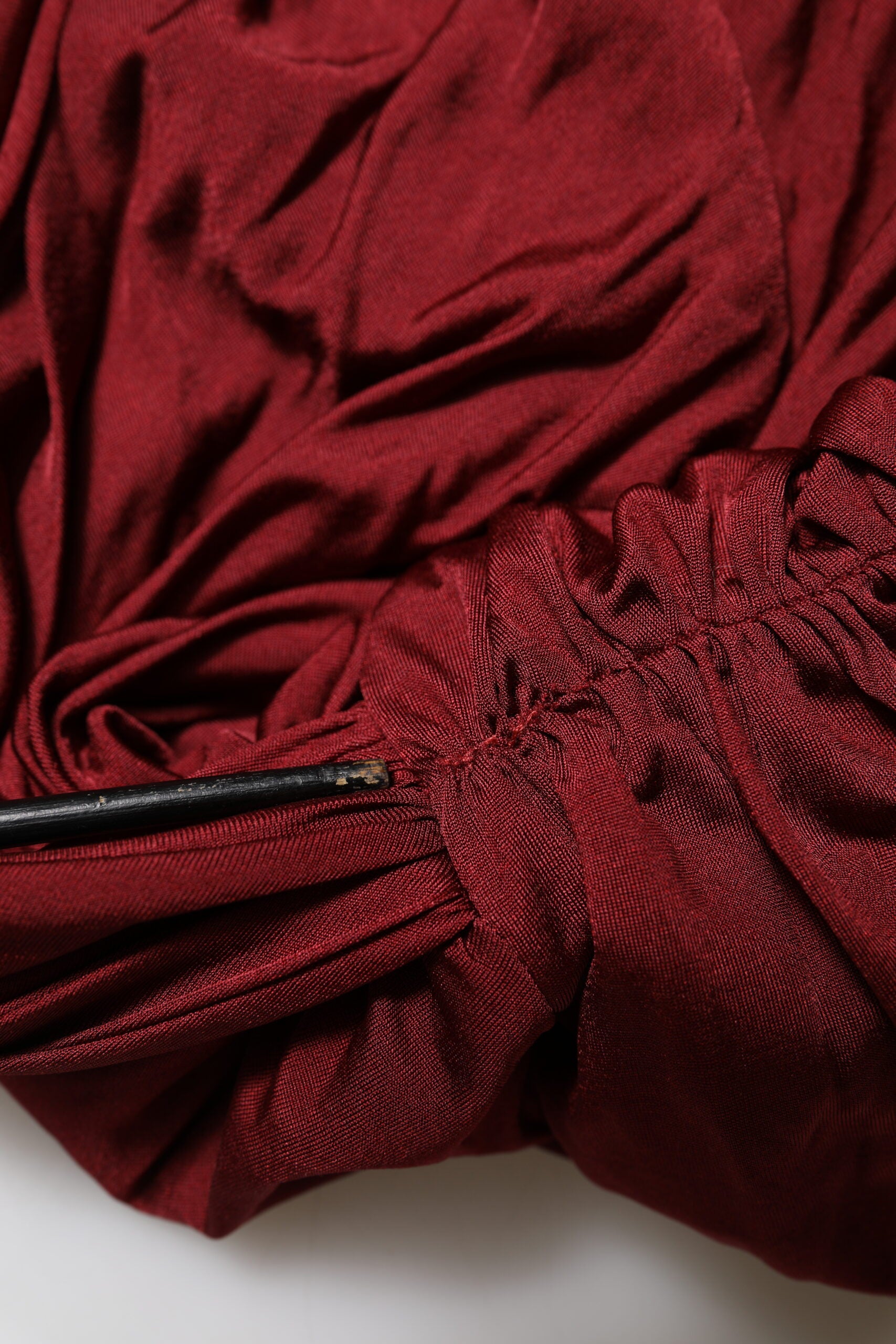 Dolce & Gabbana Rotes Midikleid aus Viskose mit einer Schulter