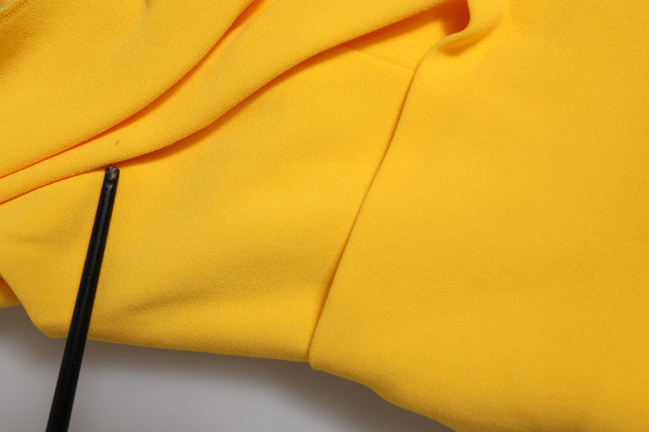 Dolce & Gabbana Gelbes Etuikleid mit Seitenschlitz und einer Schulter