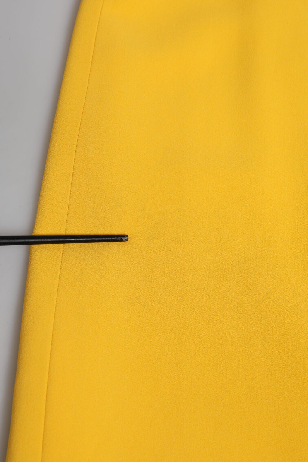 Dolce & Gabbana Gelbes Etuikleid mit Seitenschlitz und einer Schulter