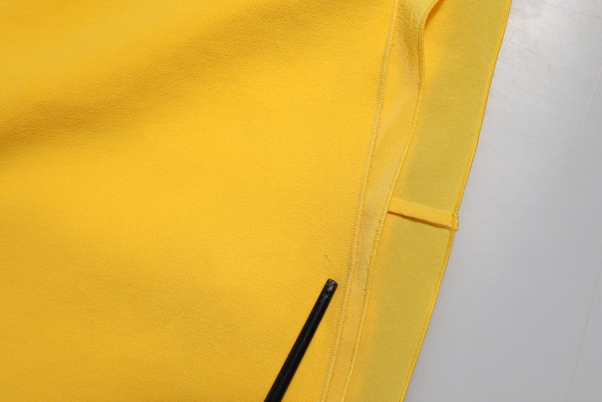 Dolce & Gabbana Gelbes Etuikleid mit Seitenschlitz und einer Schulter