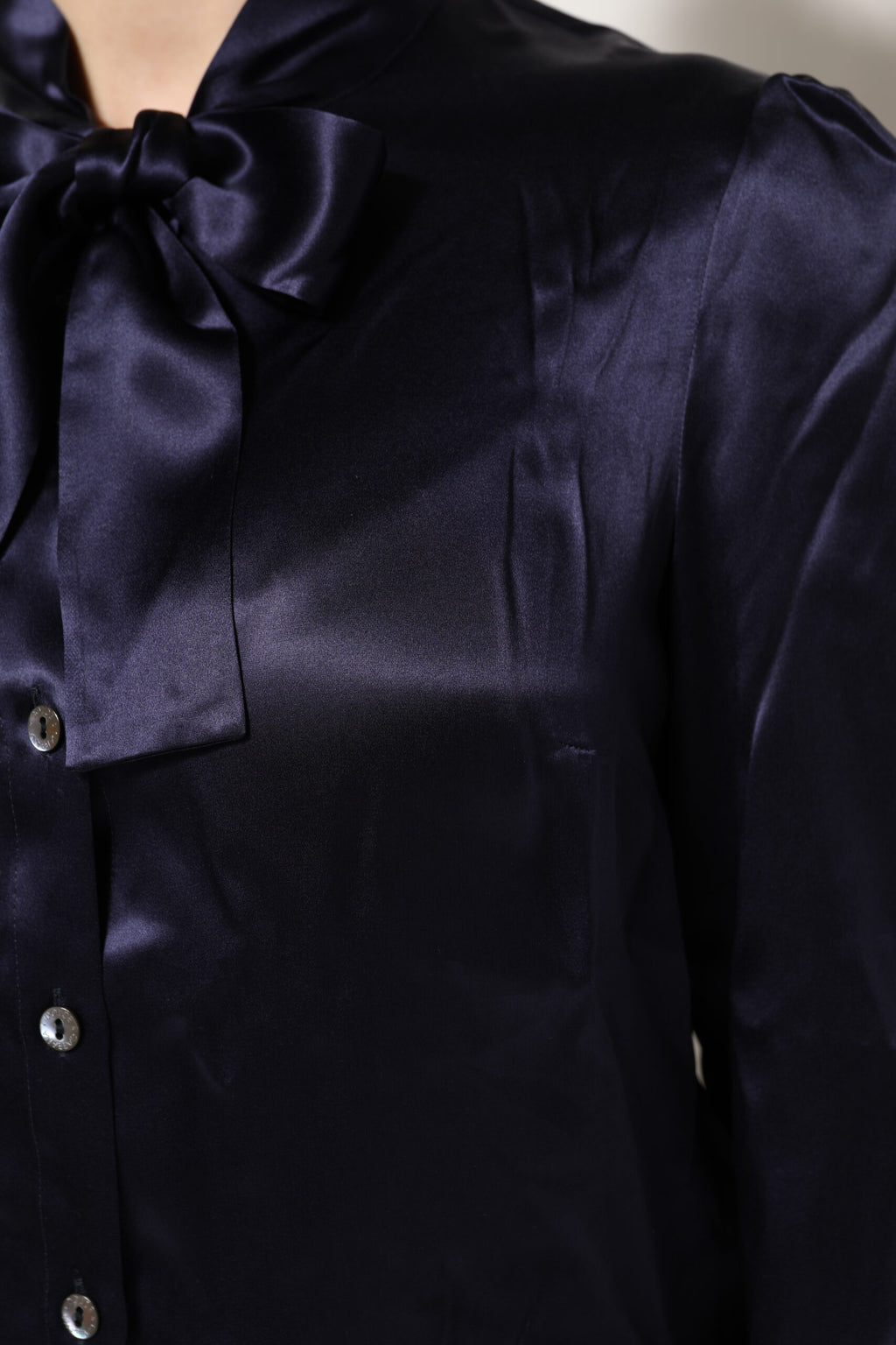 Dolce & Gabbana Dunkelviolettes Seidenblusentop mit Ascot-Kragen