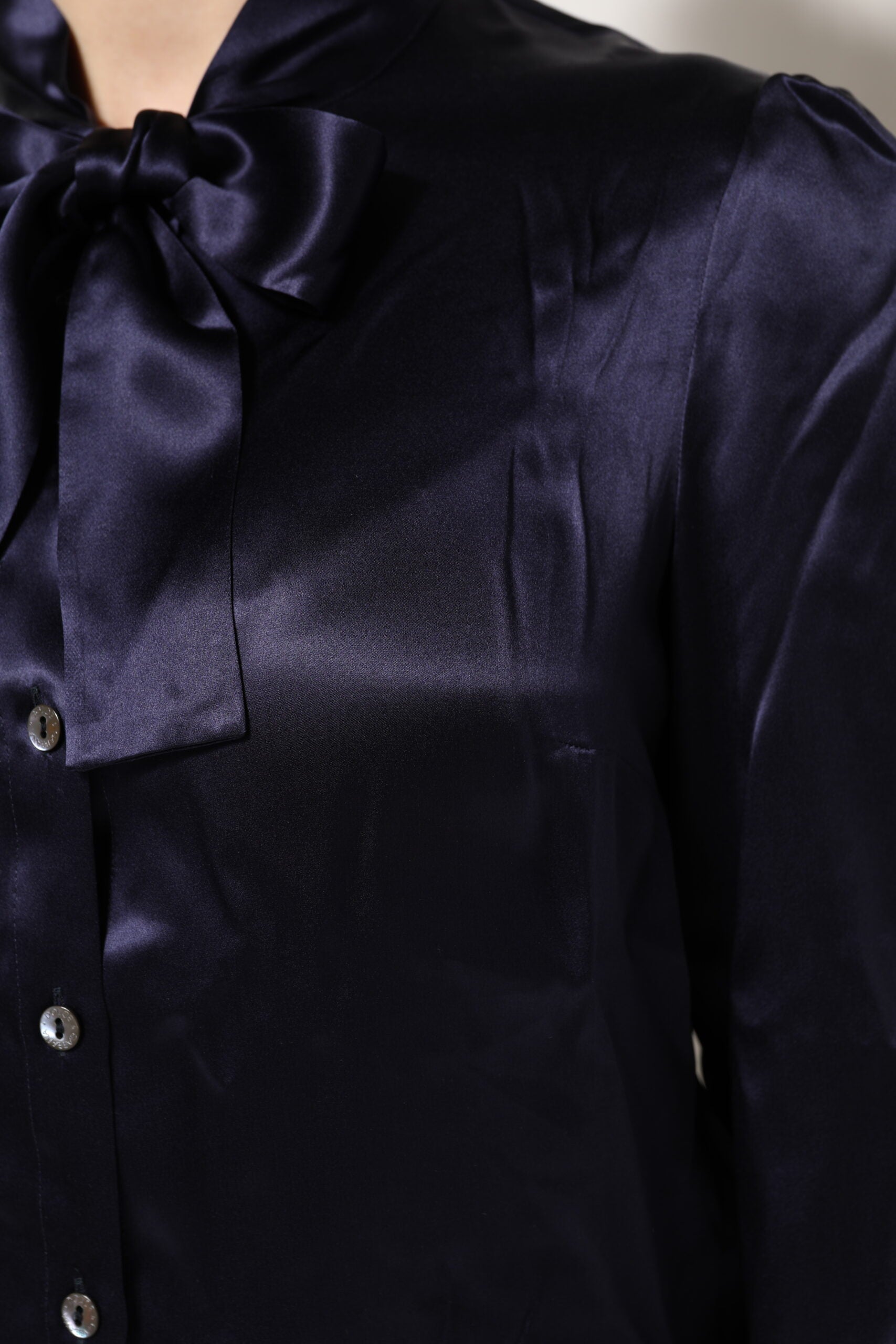 Dolce & Gabbana Dunkelviolettes Seidenblusentop mit Ascot-Kragen