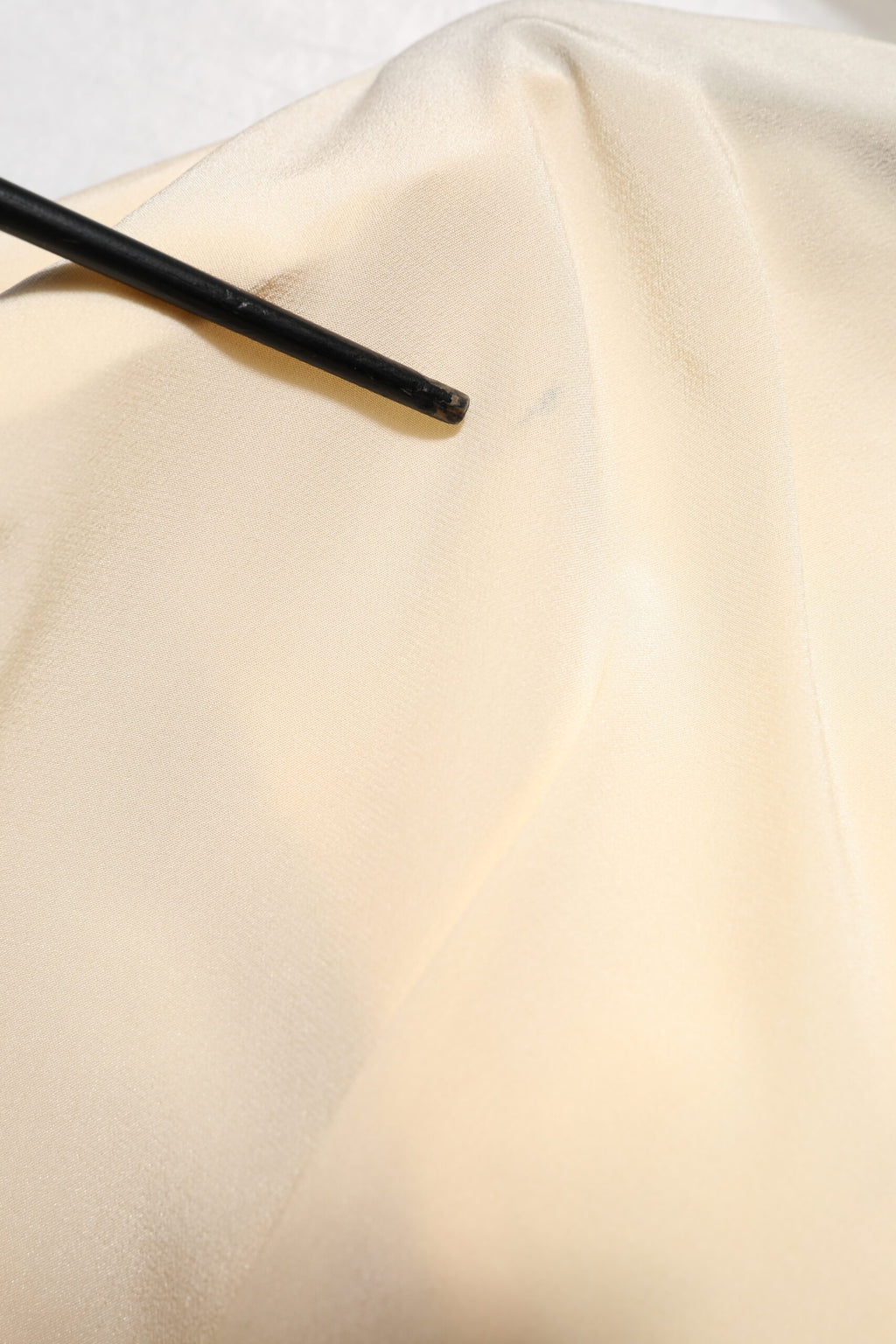 Dolce & Gabbana Hellgelbe Seidenbluse mit Ascot-Kragen