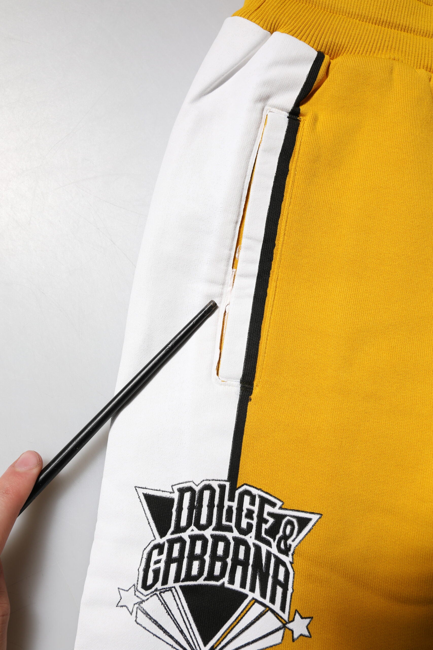 Dolce & Gabbana Gelbe bedruckte Joggerhose mit Kordelzug