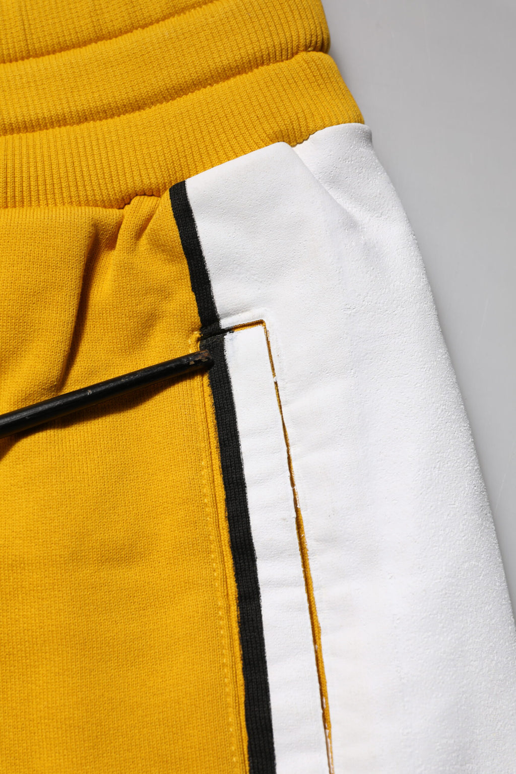 Dolce & Gabbana Gelbe bedruckte Joggerhose mit Kordelzug