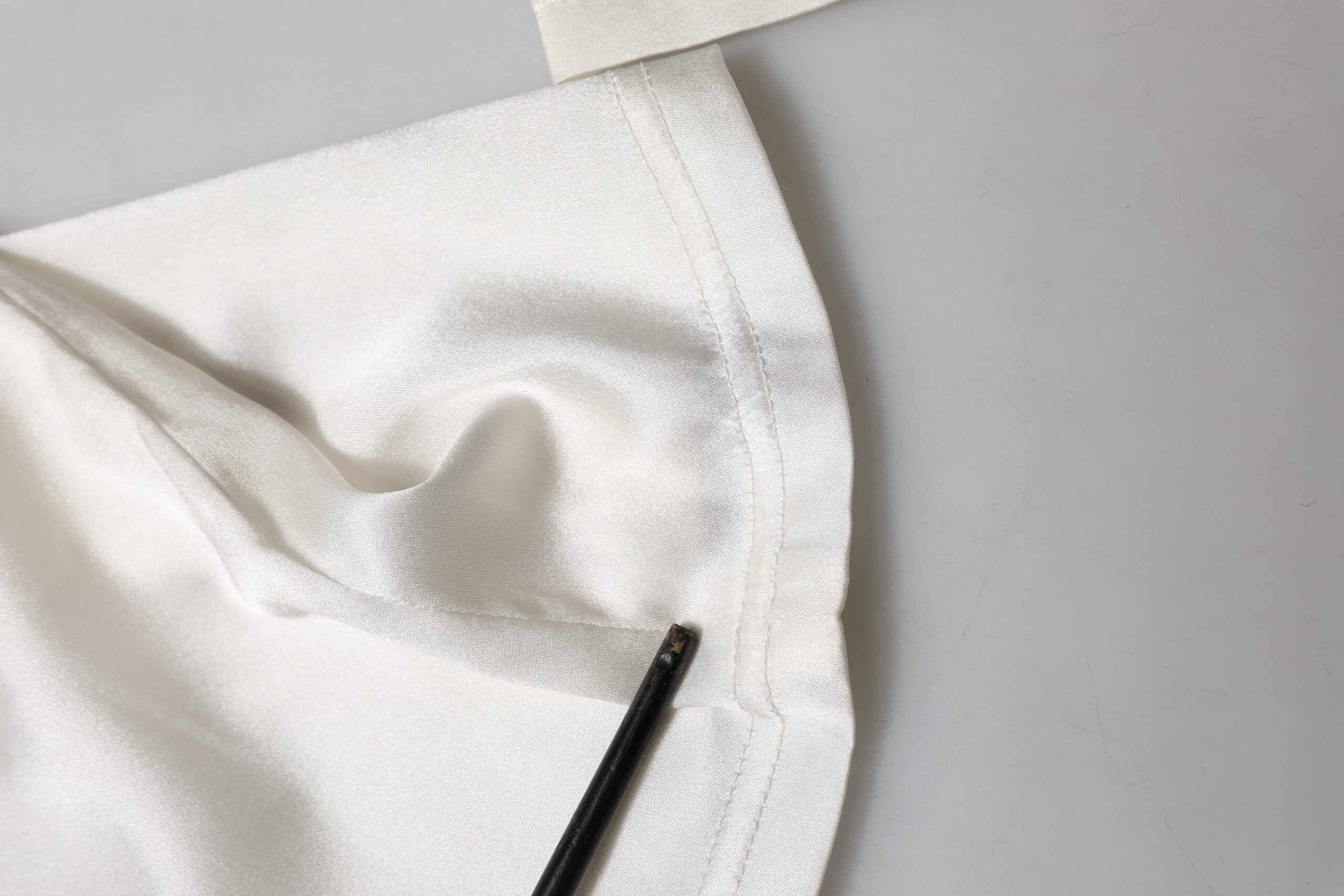 Dolce & Gabbana Elfenbeinfarbene konisch zulaufende Seidenhose mit hoher Taille