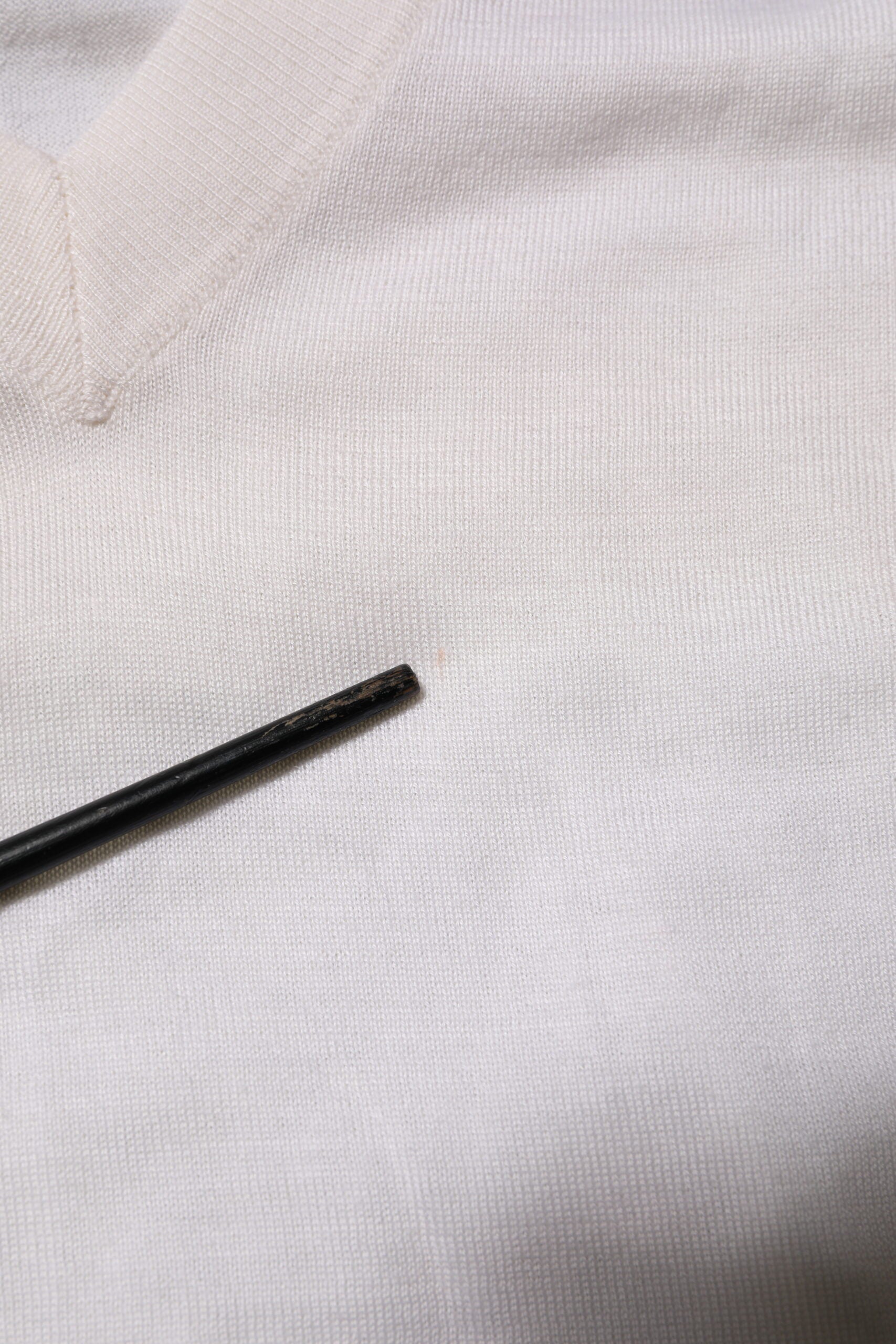 Dolce & Gabbana Weißer Kaschmir-Logo-Pullover mit V-Ausschnitt