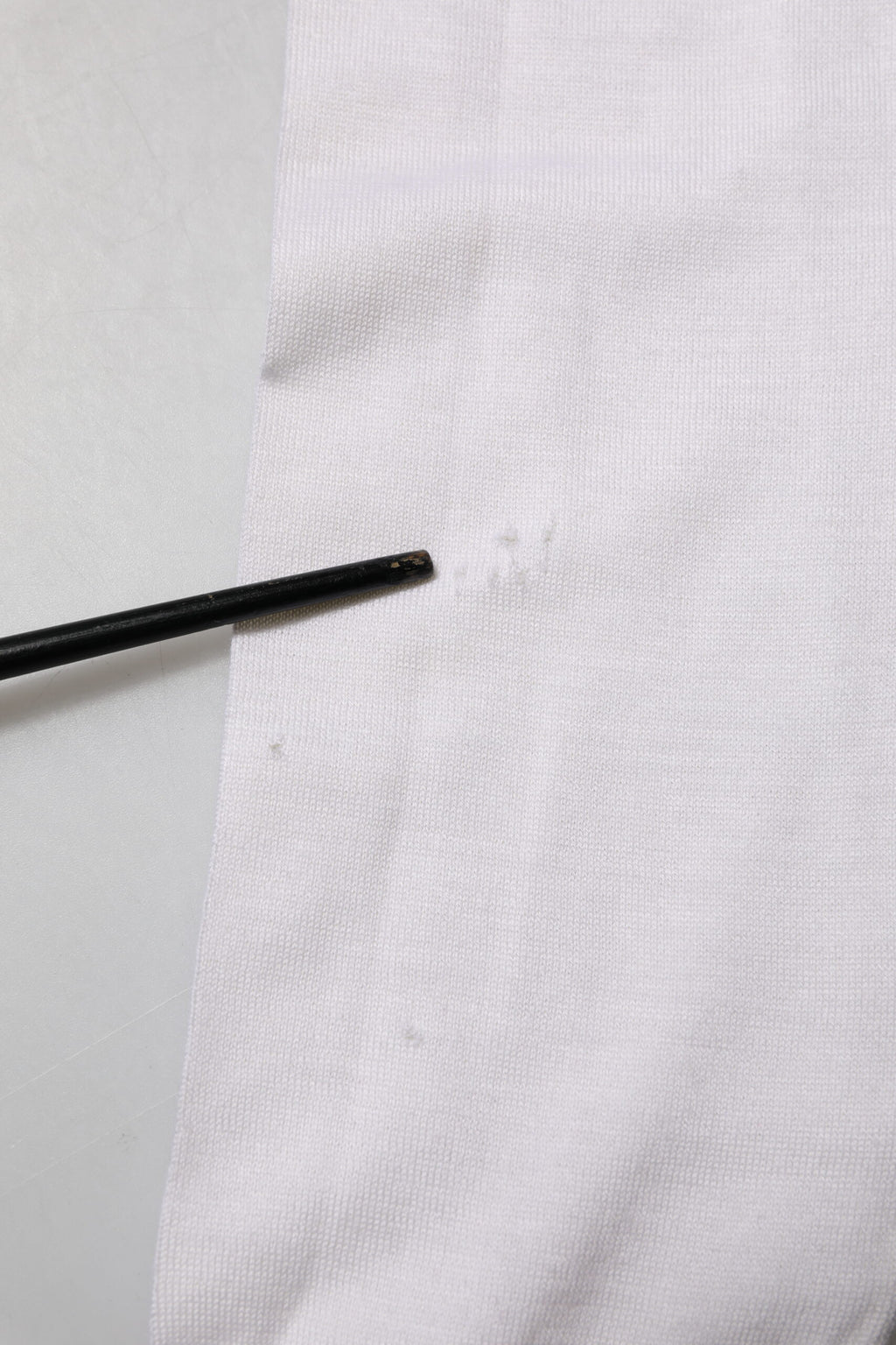 Dolce & Gabbana Weißer Kaschmir-Logo-Pullover mit V-Ausschnitt