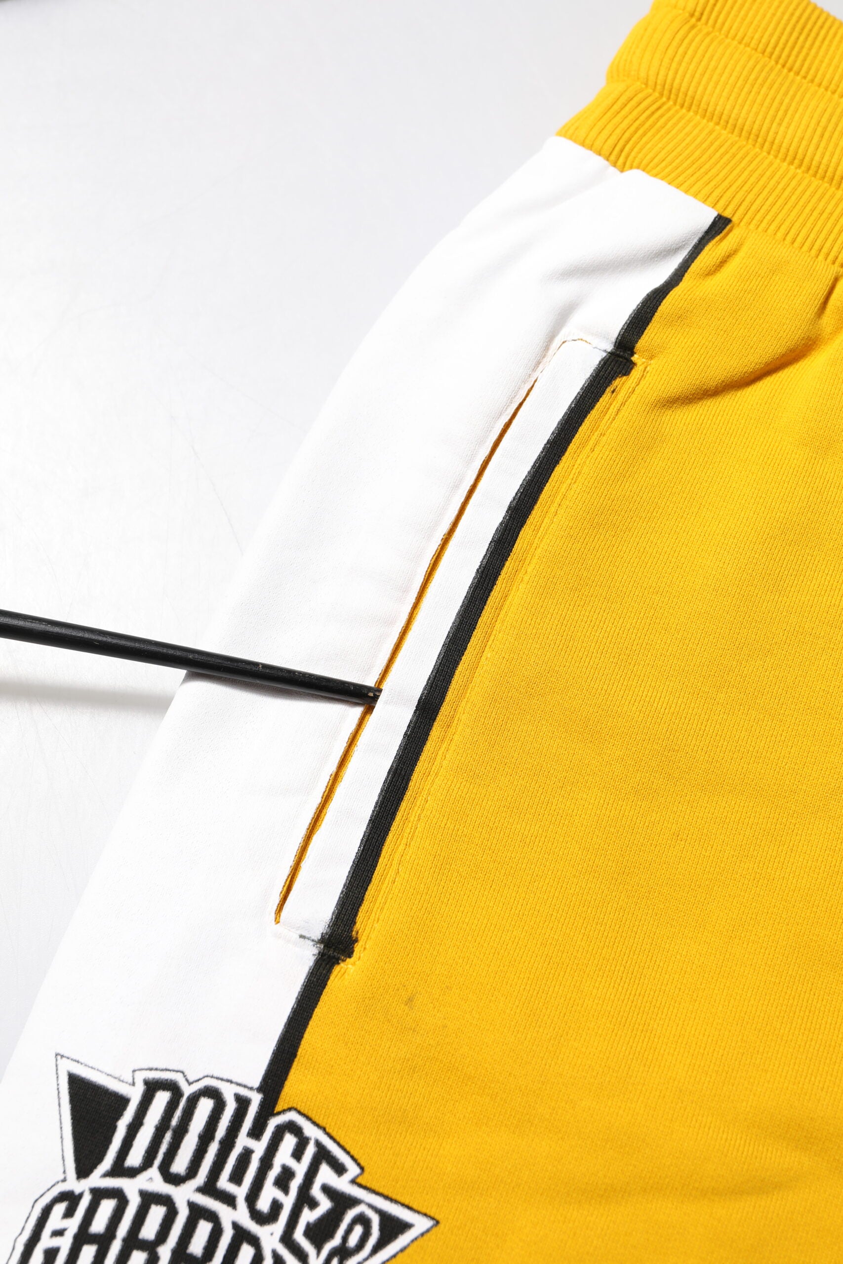 Dolce & Gabbana Gelbe bedruckte Baumwoll-Sweatpants Jogger Pants