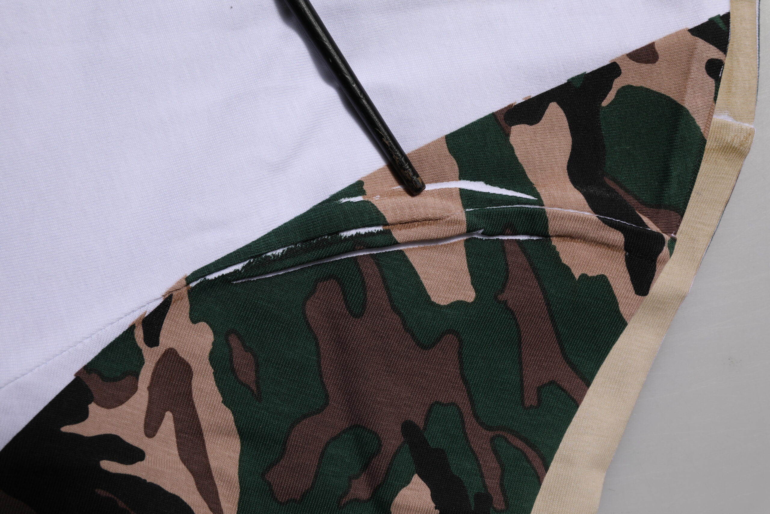 Dolce & Gabbana Weißes Camouflage-Baumwoll-T-Shirt mit Rundhalsausschnitt für Männer