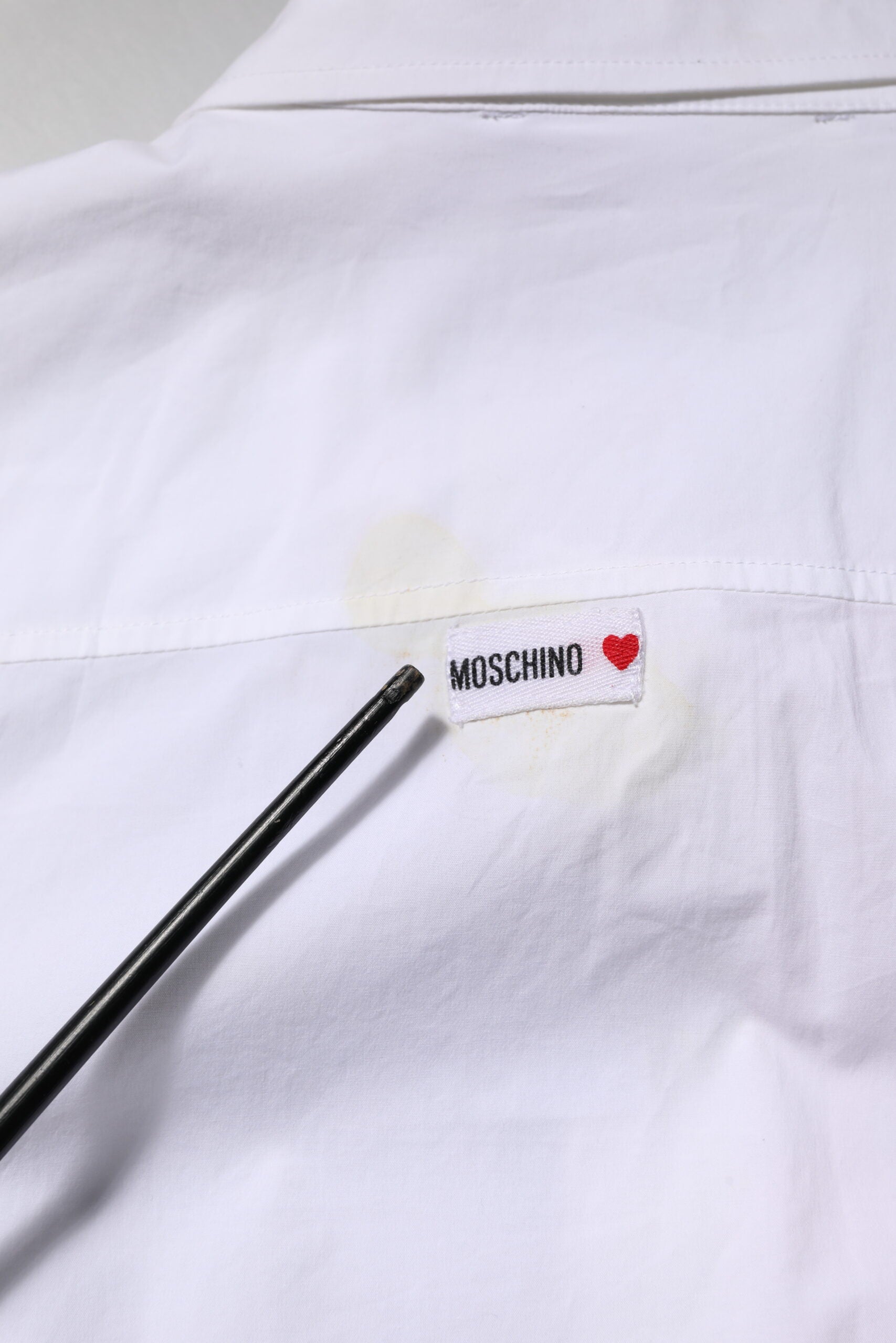 Moschino Couture Weißes bedrucktes Mini-Hemdkleid mit Kragen und Knopfleiste