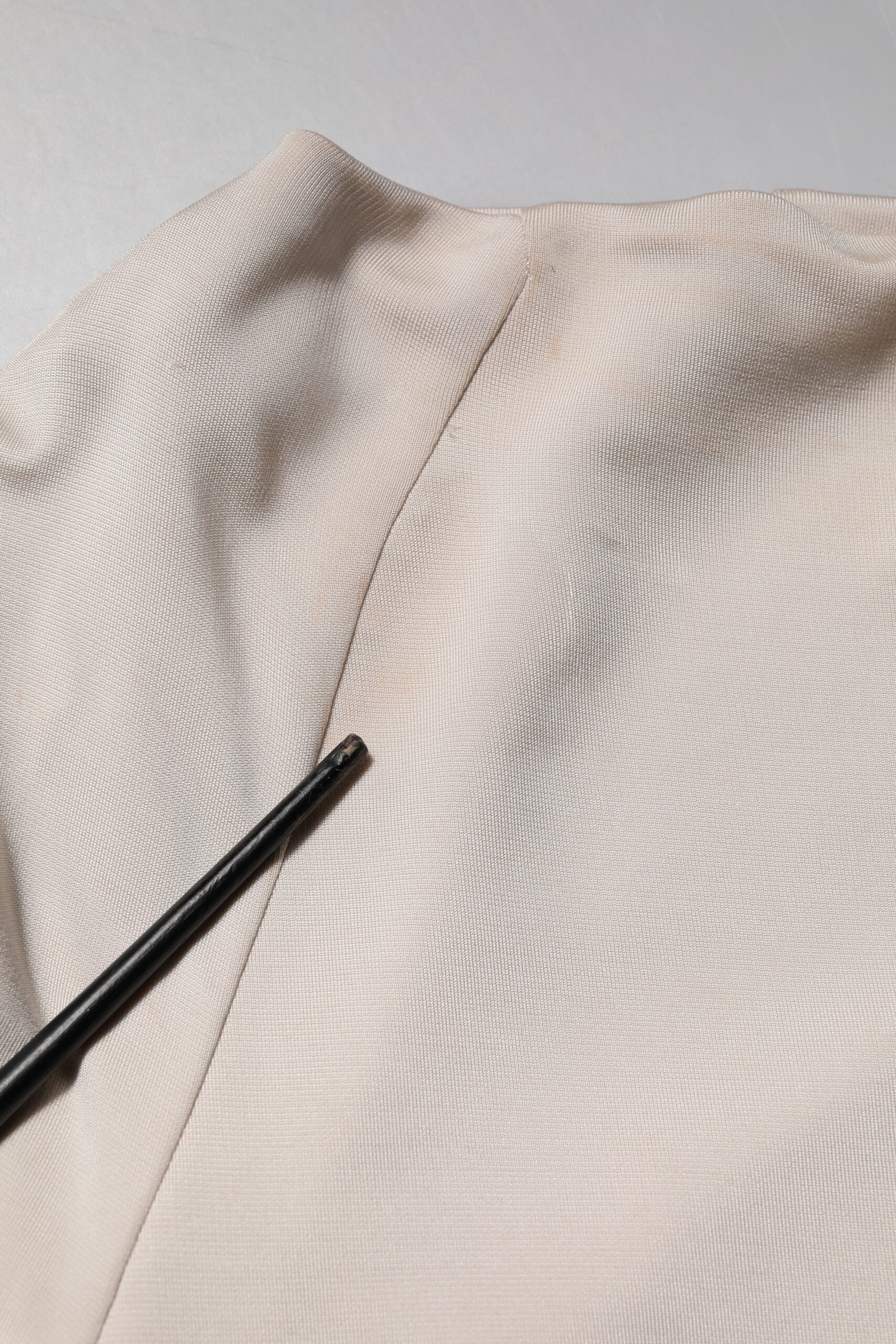 Roberto Cavalli Elfenbeinfarbenes Viskose-Etuikleid in Knielänge