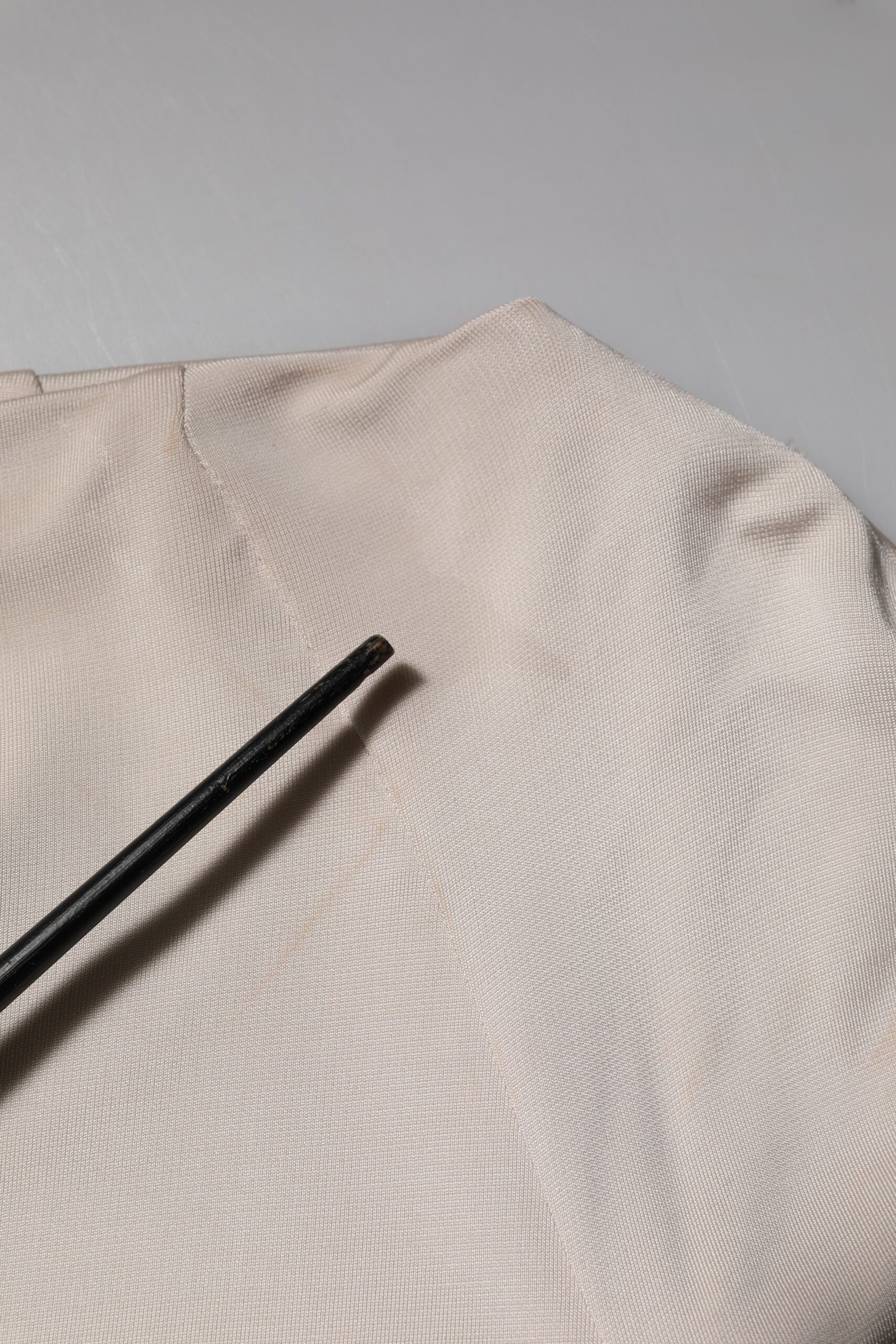 Roberto Cavalli Elfenbeinfarbenes Viskose-Etuikleid in Knielänge