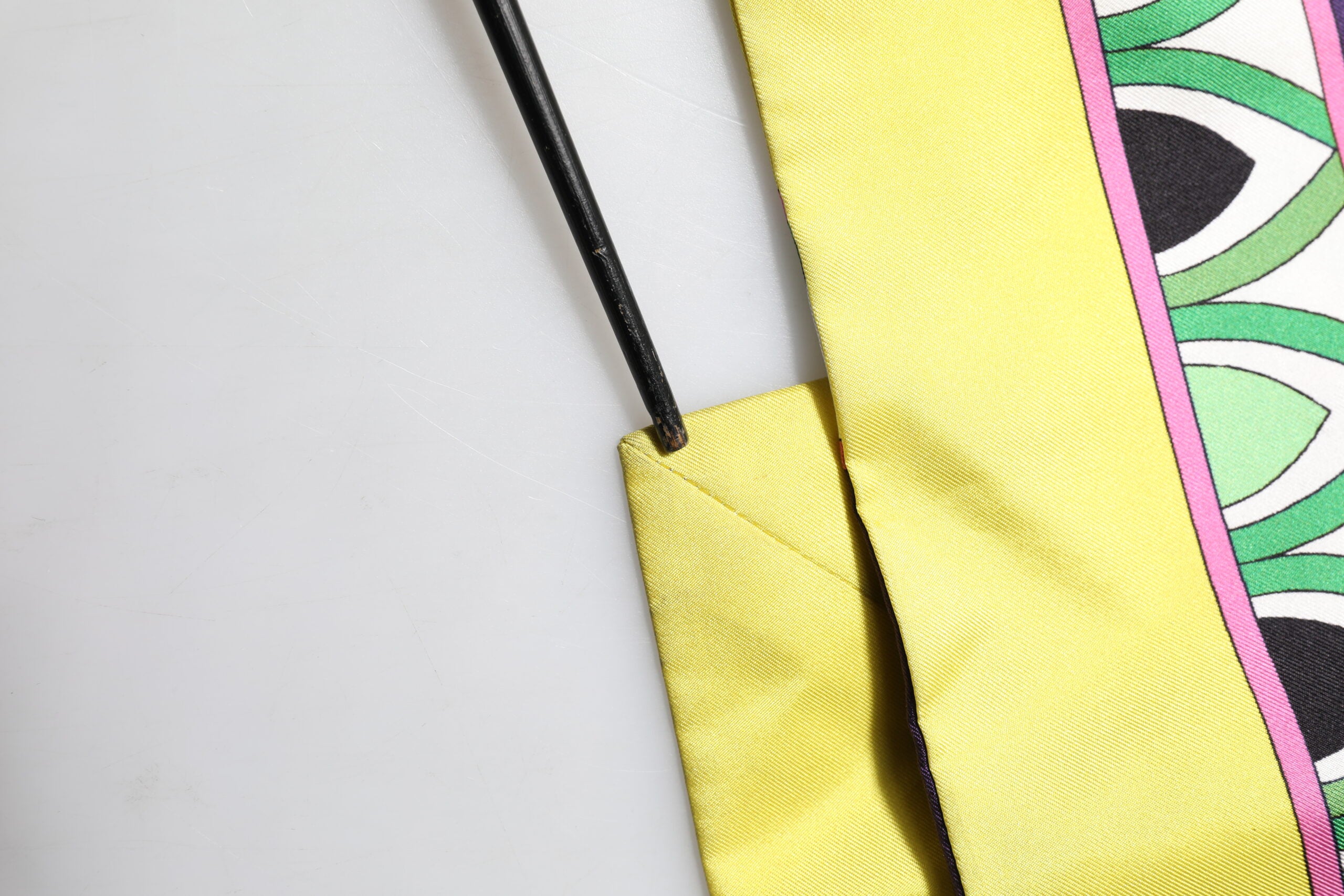 Dolce & Gabbana Blauer Seidenmantel mit Blumenmuster und langen Ärmeln zum Wickeln