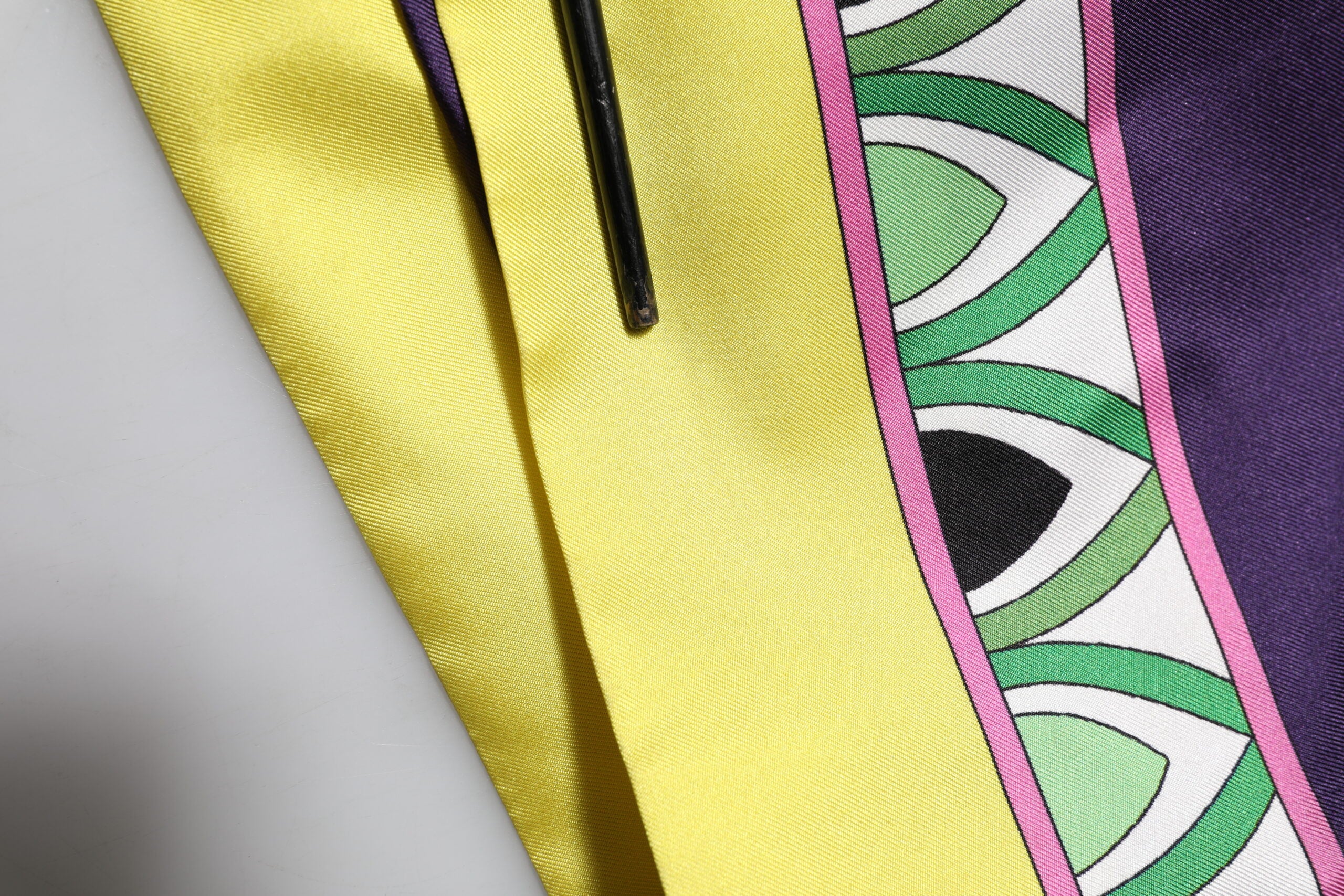 Dolce & Gabbana Blauer Seidenmantel mit Blumenmuster und langen Ärmeln zum Wickeln