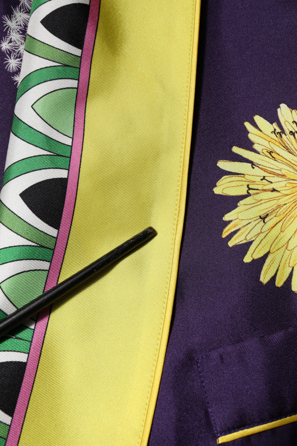 Dolce & Gabbana Blauer Seidenmantel mit Blumenmuster und langen Ärmeln zum Wickeln