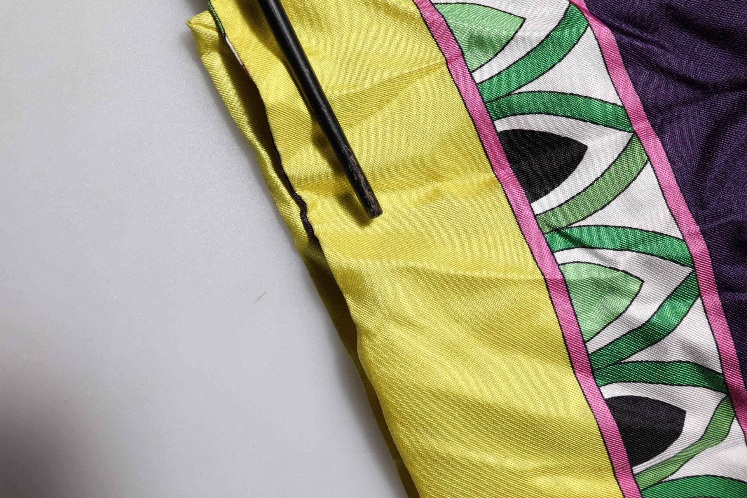 Dolce & Gabbana Blauer Seidenmantel mit Blumenmuster und langen Ärmeln zum Wickeln