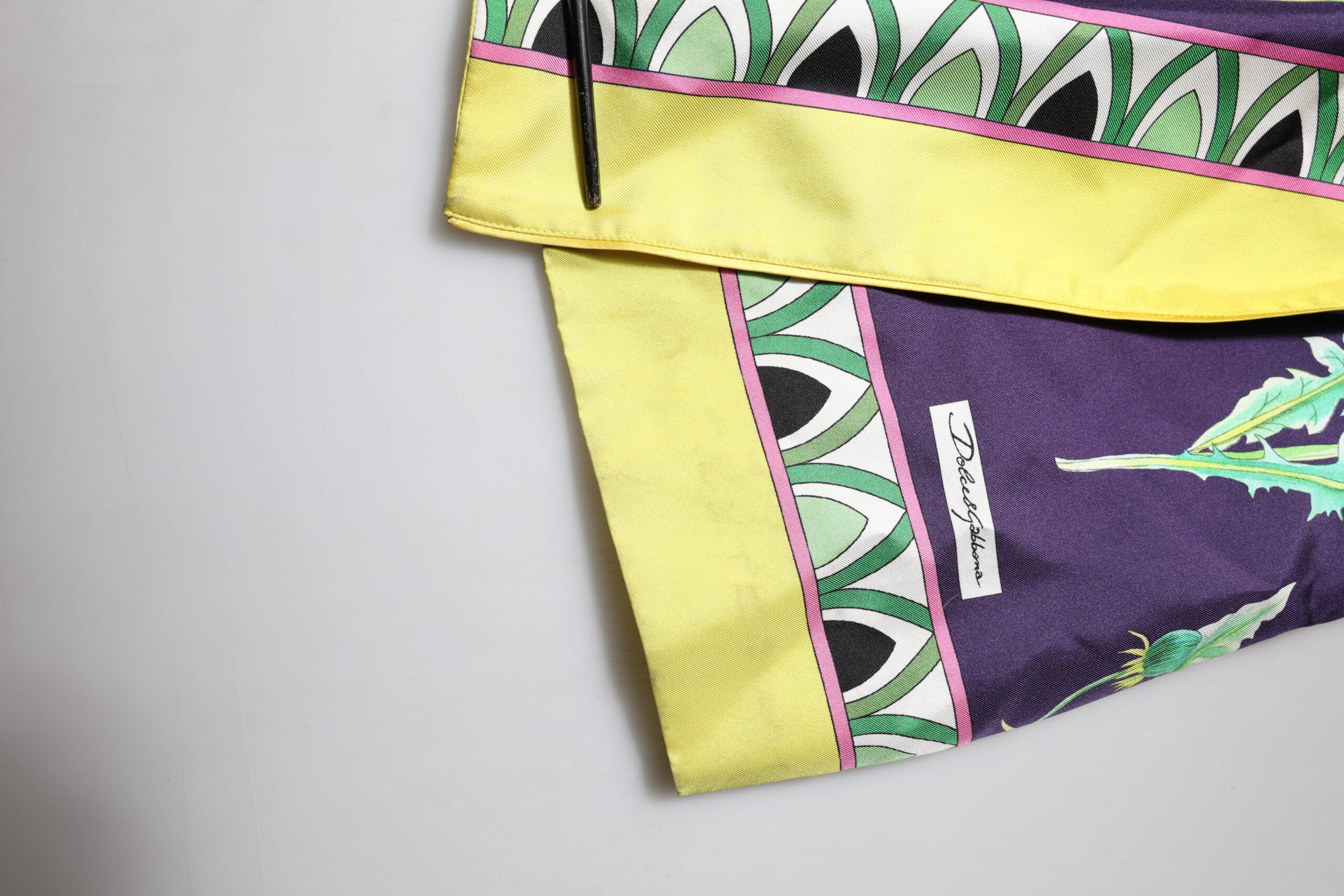 Dolce & Gabbana Blauer Seidenmantel mit Blumenmuster und langen Ärmeln zum Wickeln