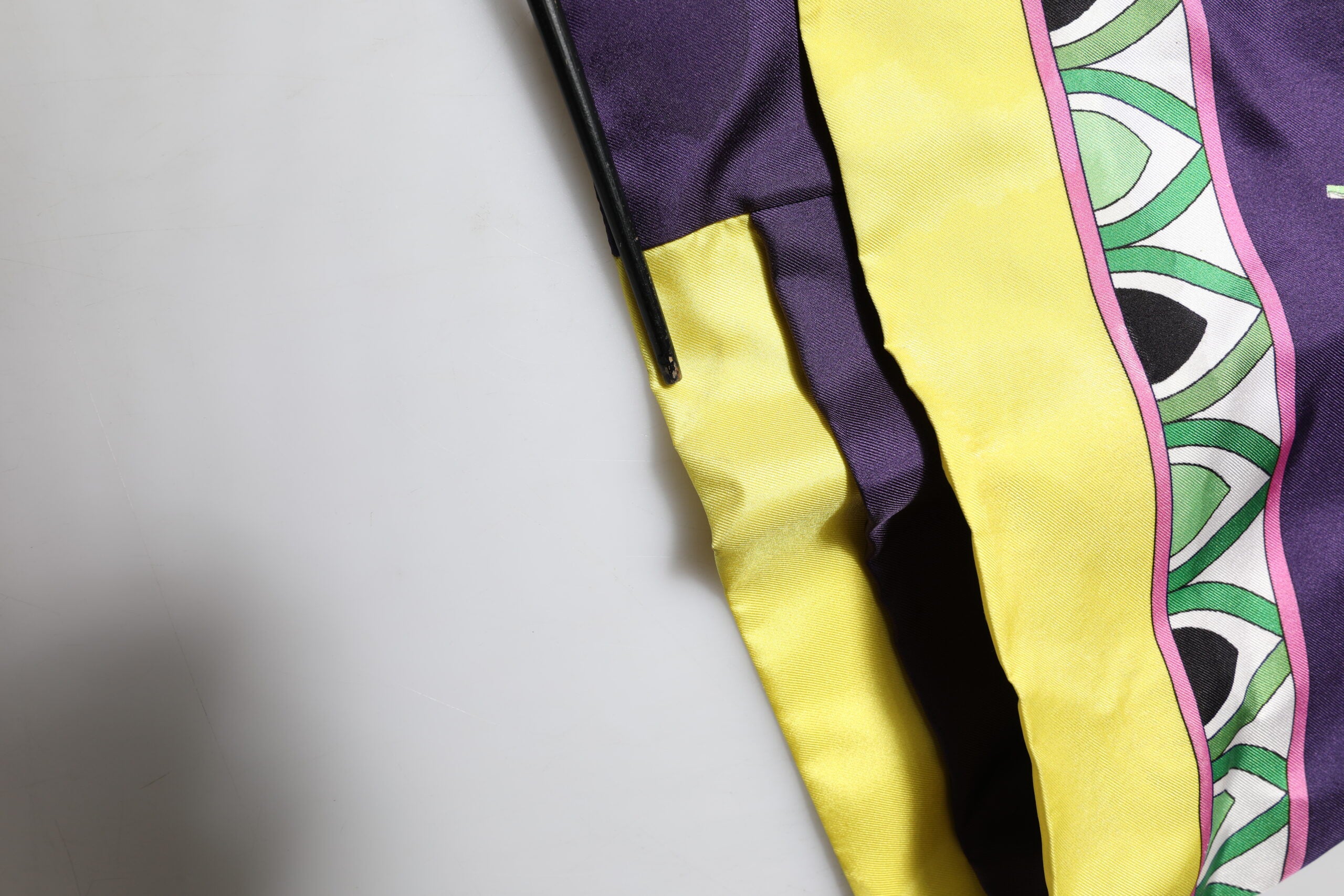 Dolce & Gabbana Blauer Seidenmantel mit Blumenmuster und langen Ärmeln zum Wickeln