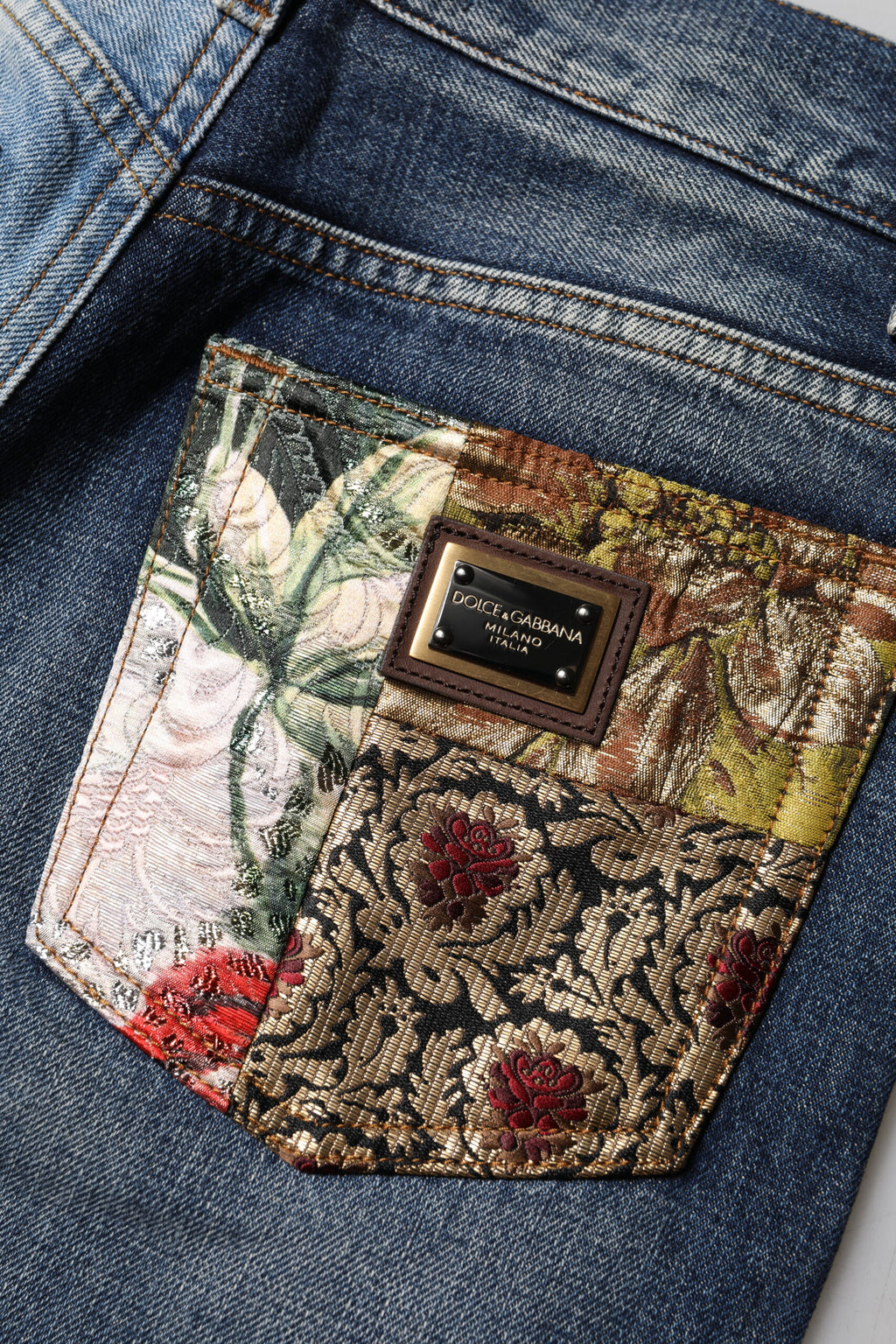 Dolce & Gabbana Mehrfarbige konisch zulaufende Denim-Jeans mit Patchwork