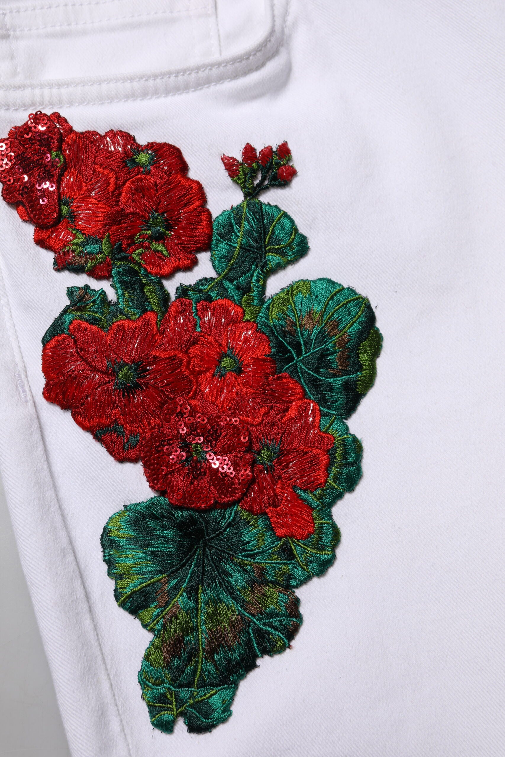 Dolce & Gabbana Weiße Denim-Jeans mit Blumenstickerei GIRLY