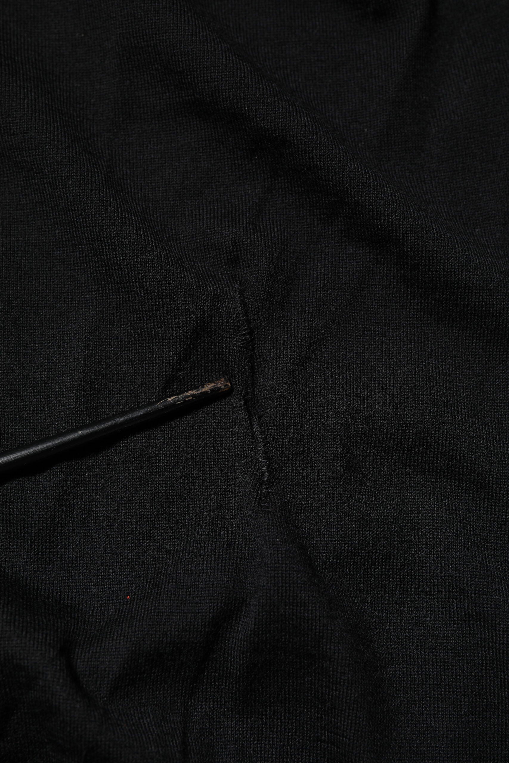 Dolce & Gabbana Schwarzes Kaschmir-T-Shirt mit V-Ausschnitt und langen Ärmeln