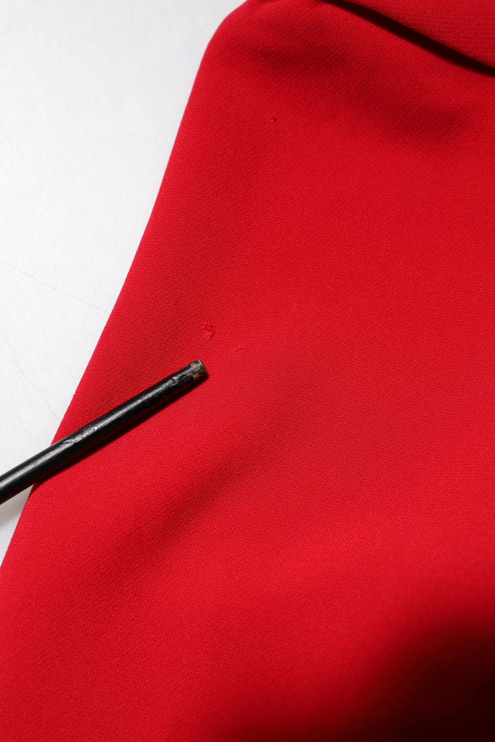 Armani Exchange Rotes Etuikleid mit langen Ärmeln über dem Knie